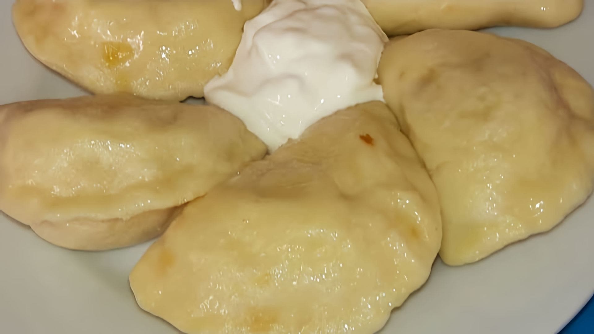В этом видео демонстрируется процесс приготовления вареников с картофелем