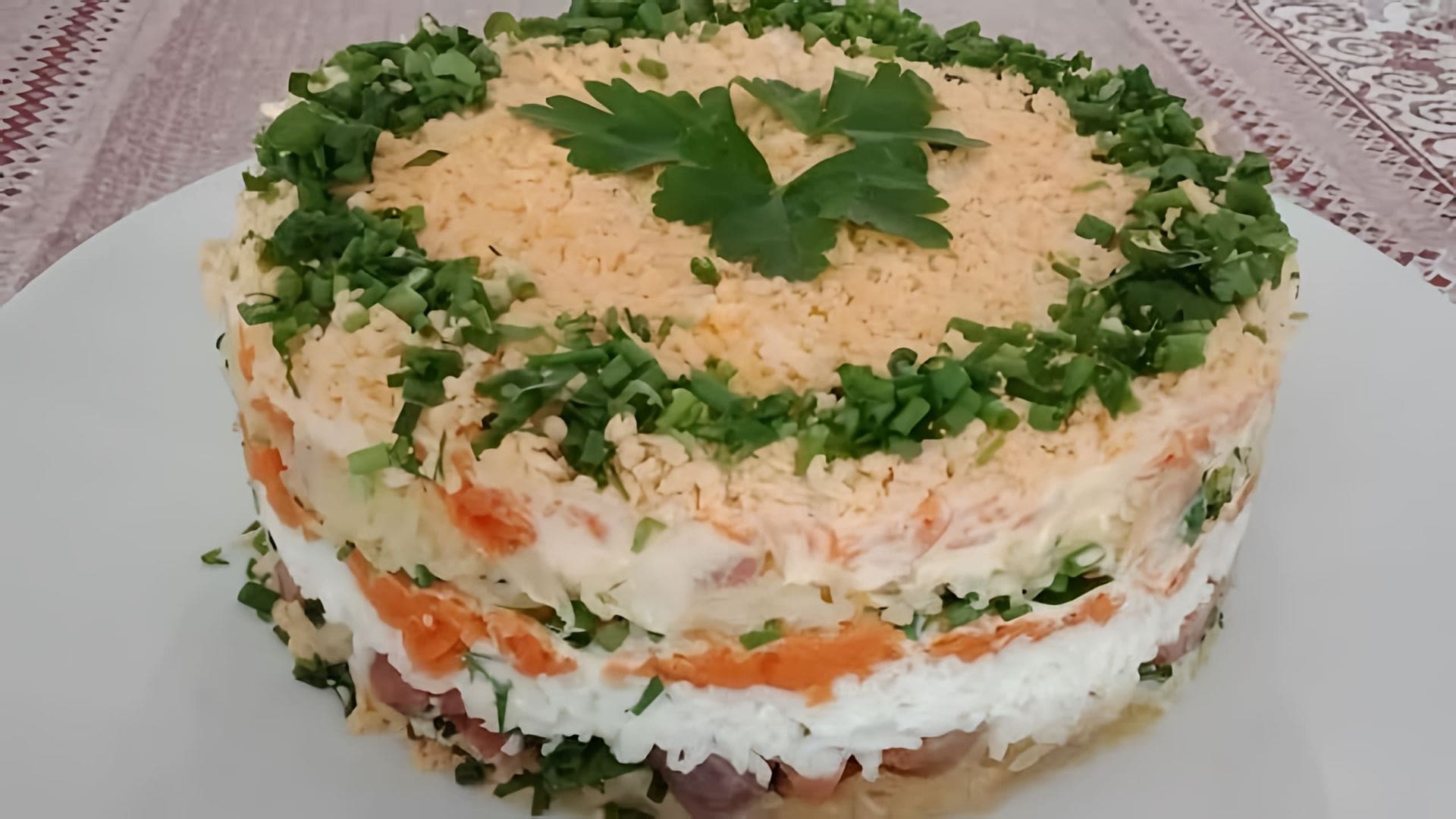 В этом видео демонстрируется процесс приготовления салата "Мимоза" с лососем