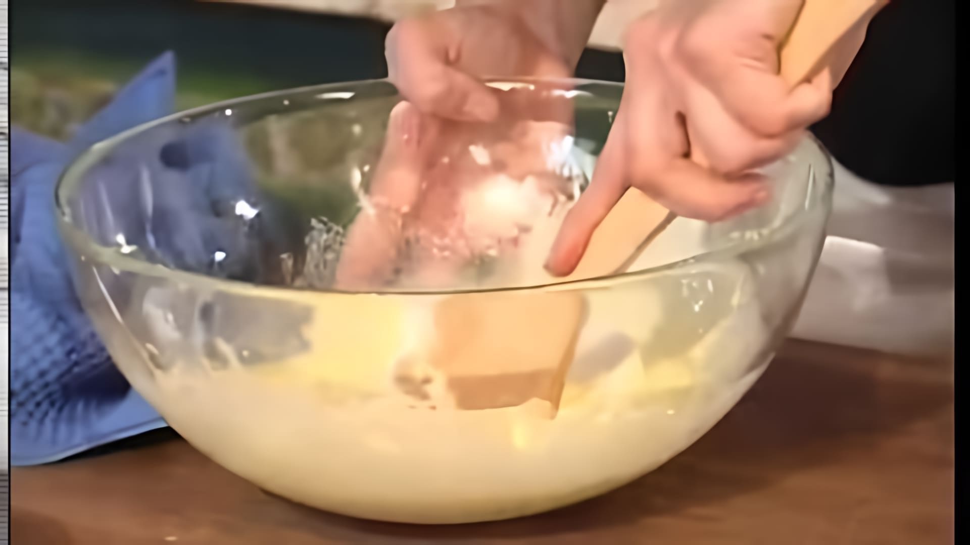 В этом видео Юлия Высоцкая показывает, как приготовить тирамису - итальянский десерт, который в переводе означает "подними меня, дай мне мир"
