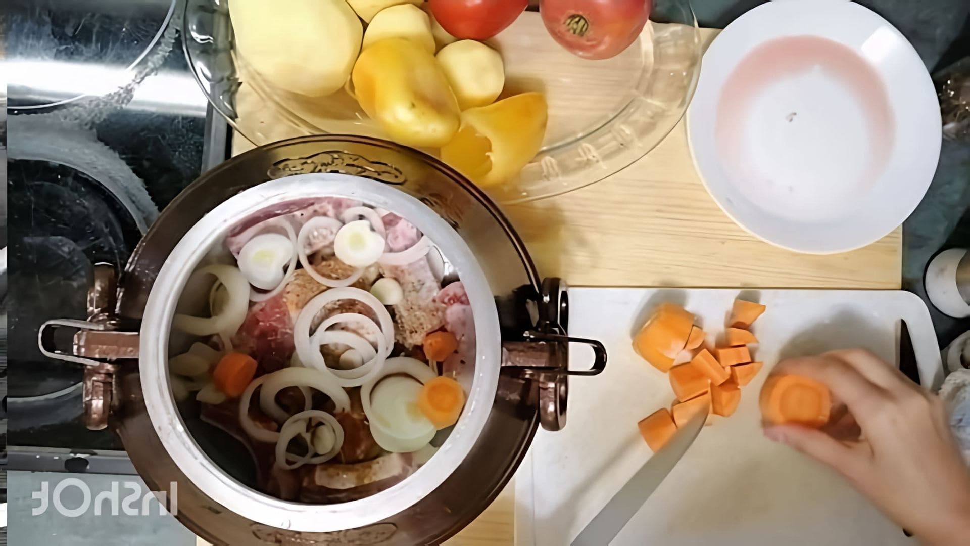 В этом видео-ролике демонстрируется процесс приготовления вкусного и простого блюда - свиных ребер с картошкой в афганском казане