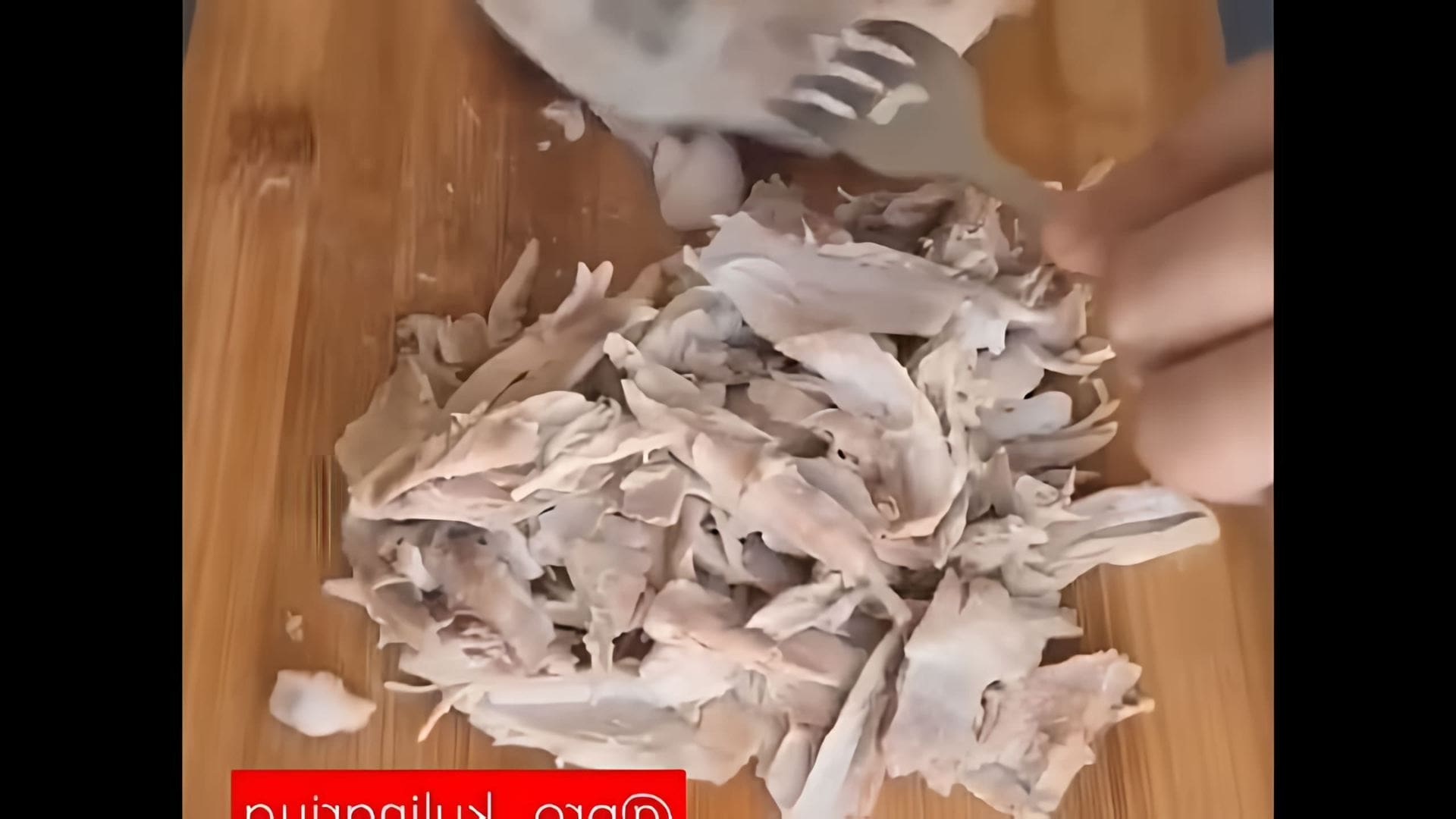 В этом видео демонстрируется процесс приготовления болгарского куриного супа