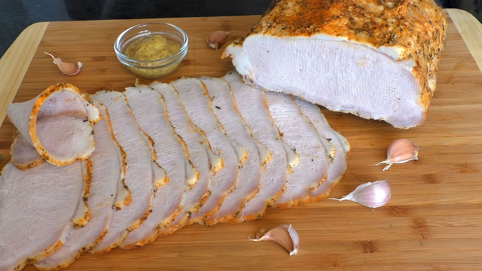 Карбонат запеченный в духовке. Шпигованная свинина карбонат. Как вкусно запечь карбонат в духовке. Как вкусно запечь карбонат в духовке. Пальчики завернутый карбонат с сыром.