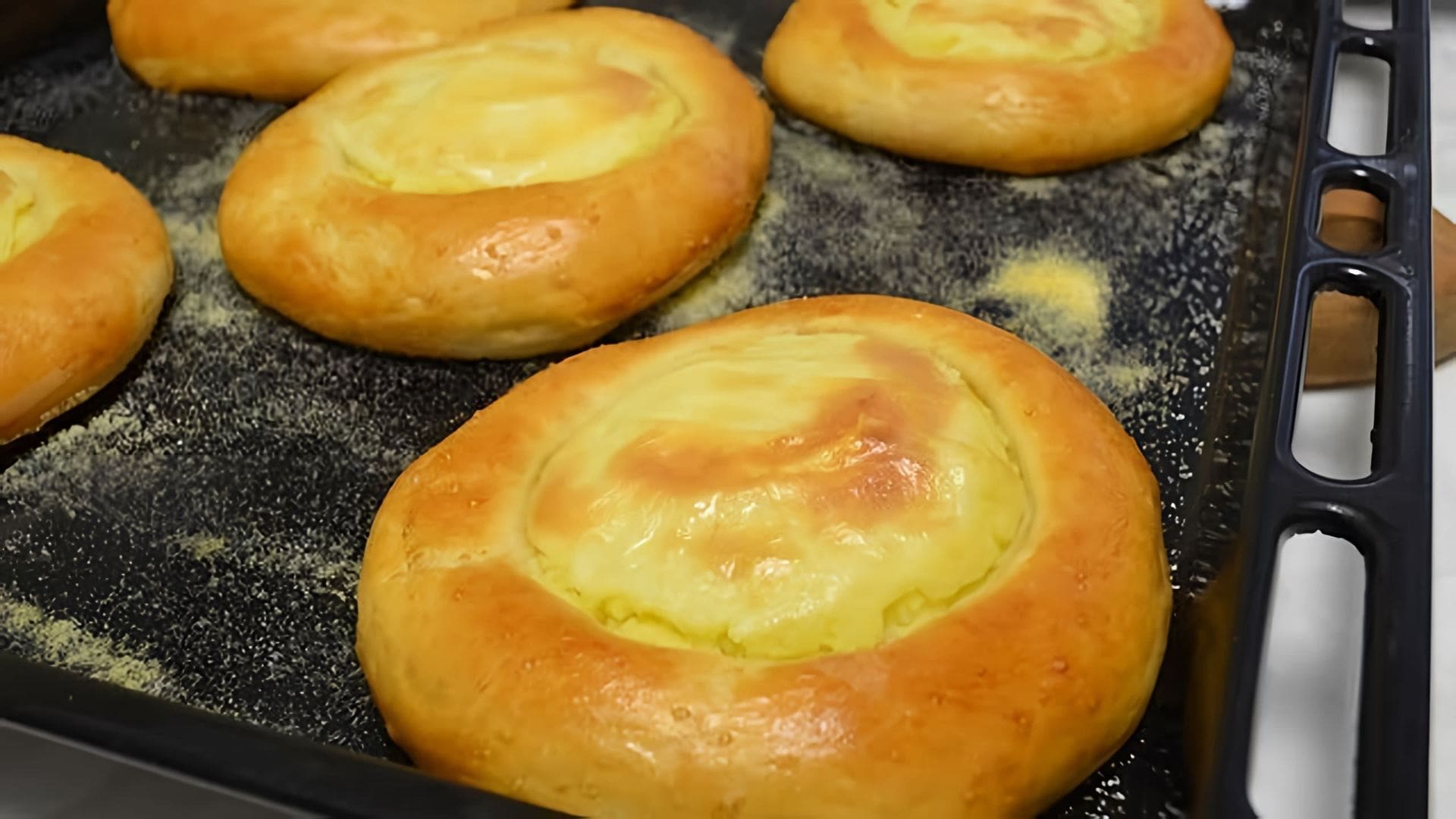 В этом видео демонстрируется процесс приготовления шанежек с картофелем