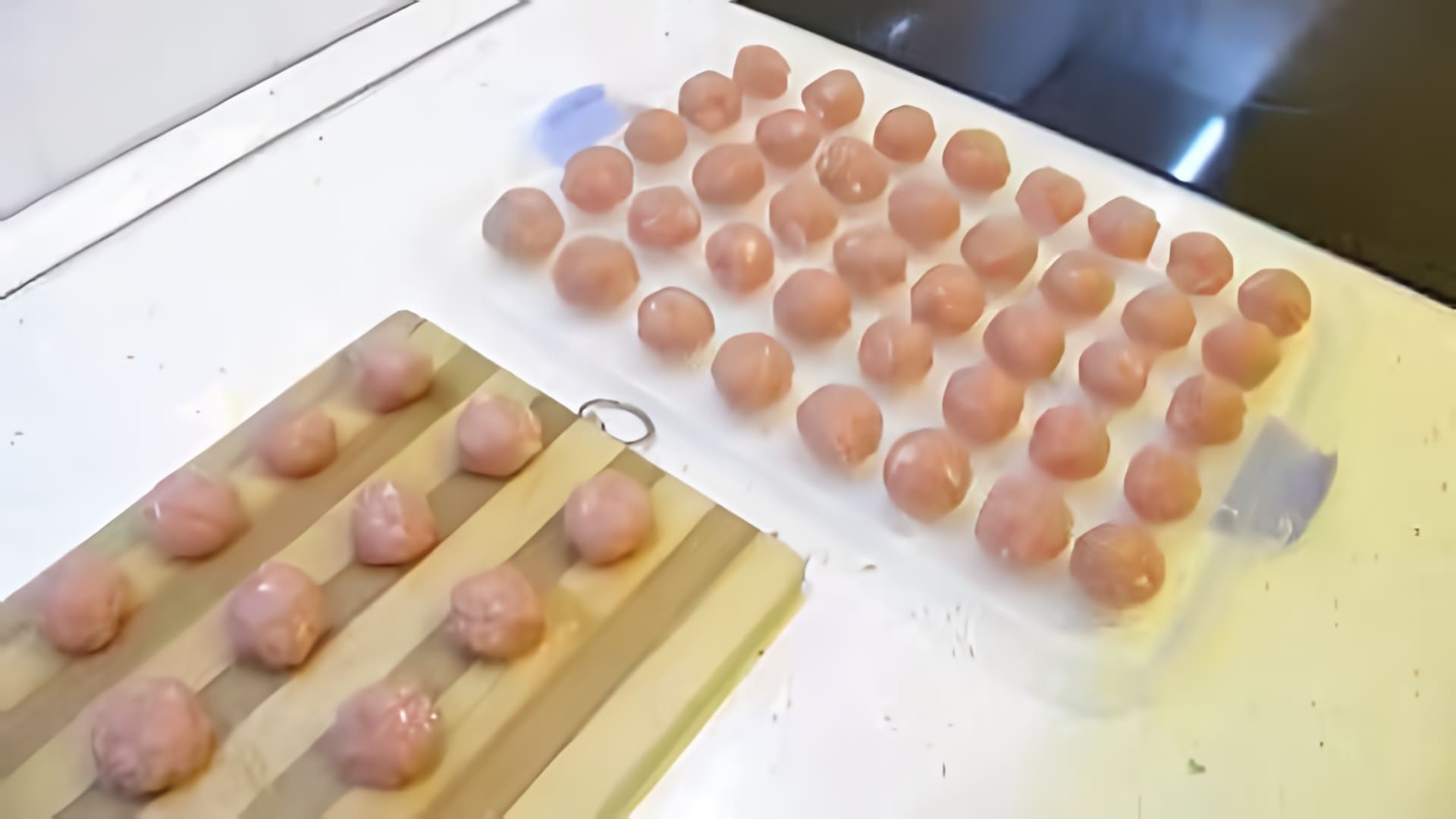 В этом видео-ролике рассказывается о том, как приготовить фрикадельки для детей, начиная с выбора мяса и заканчивая процессом приготовления