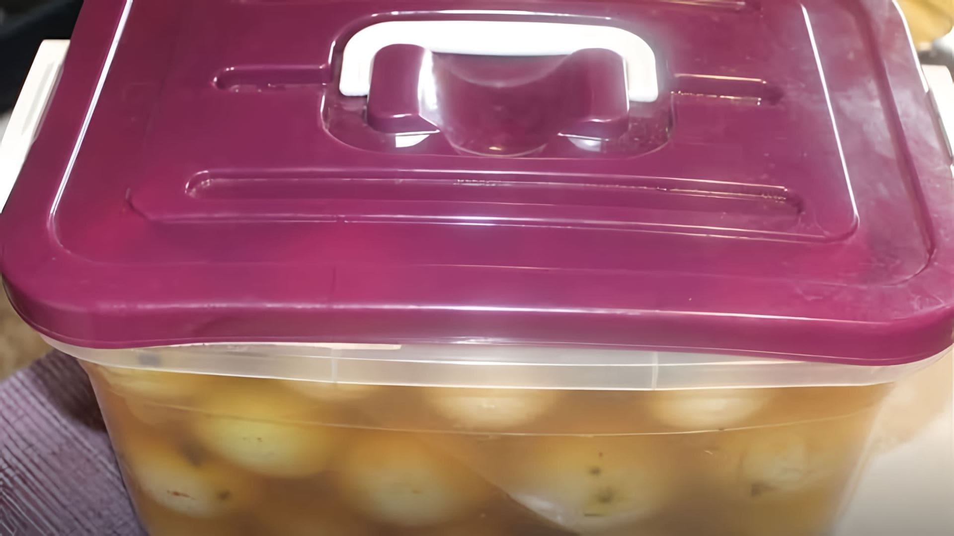 В этом видео демонстрируется процесс приготовления моченых яблок