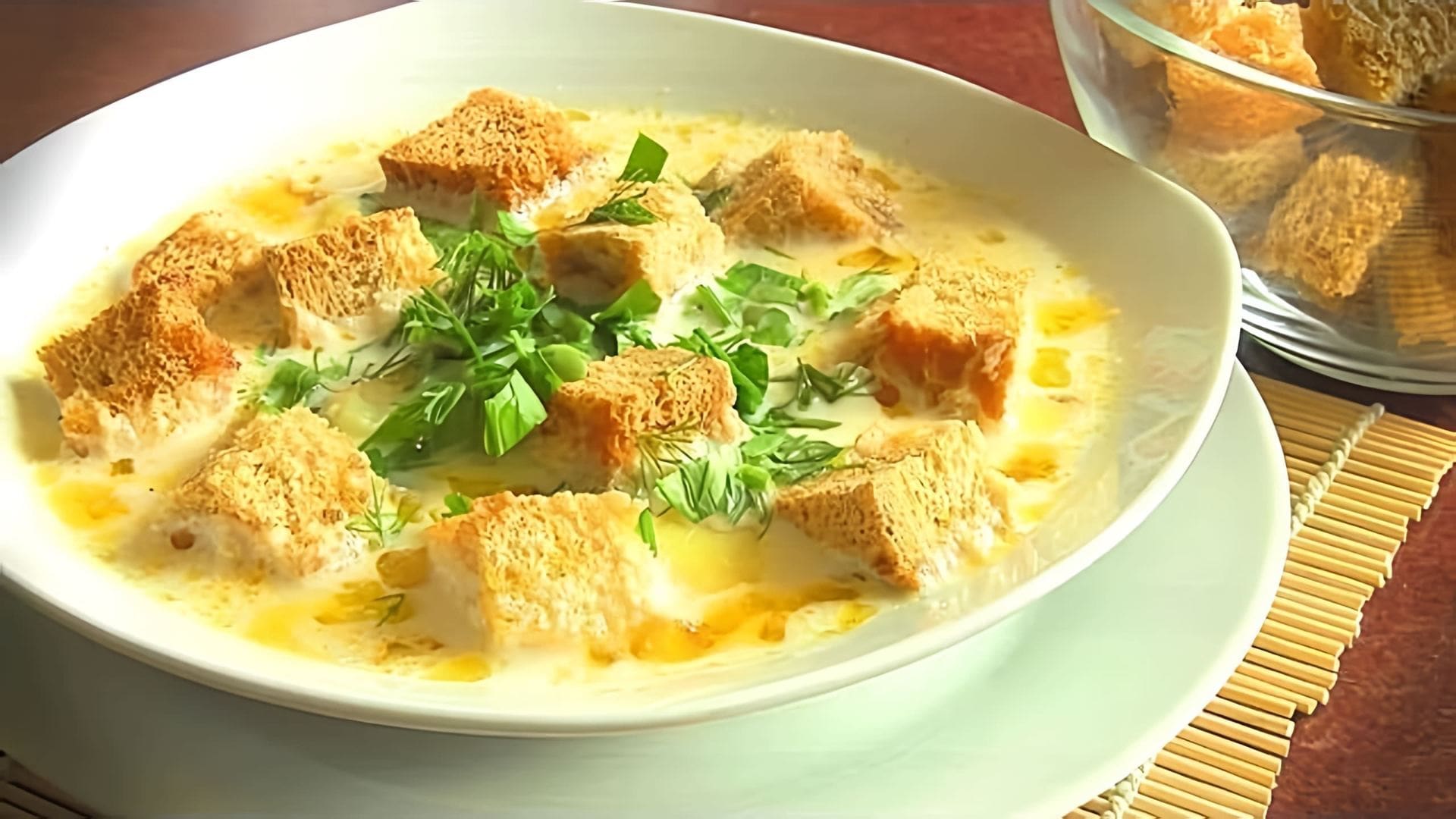 В этом видео демонстрируется рецепт сырного супа, который можно приготовить быстро и вкусно