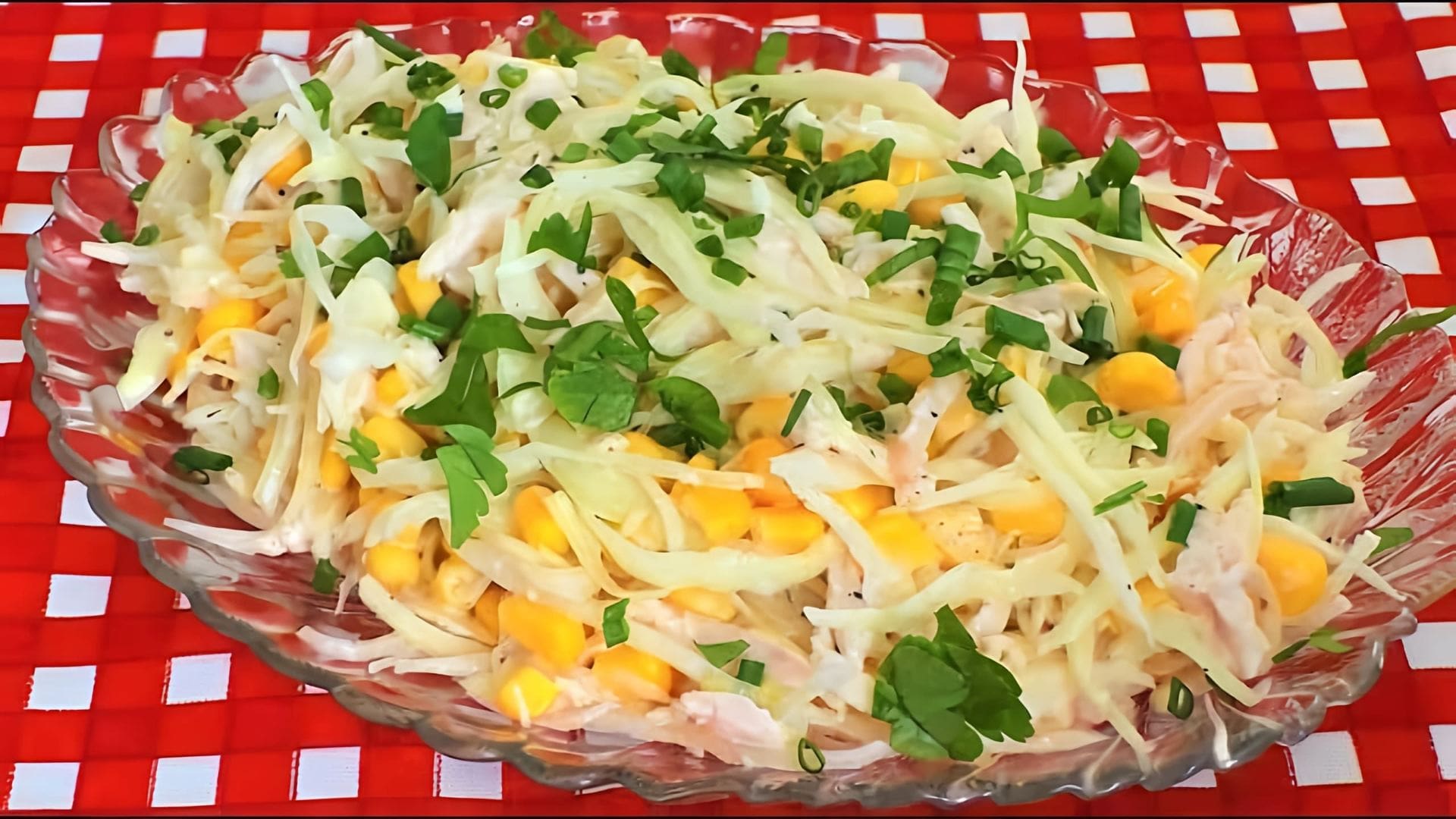 В этом видео демонстрируется процесс приготовления салата из капусты с копченой курицей