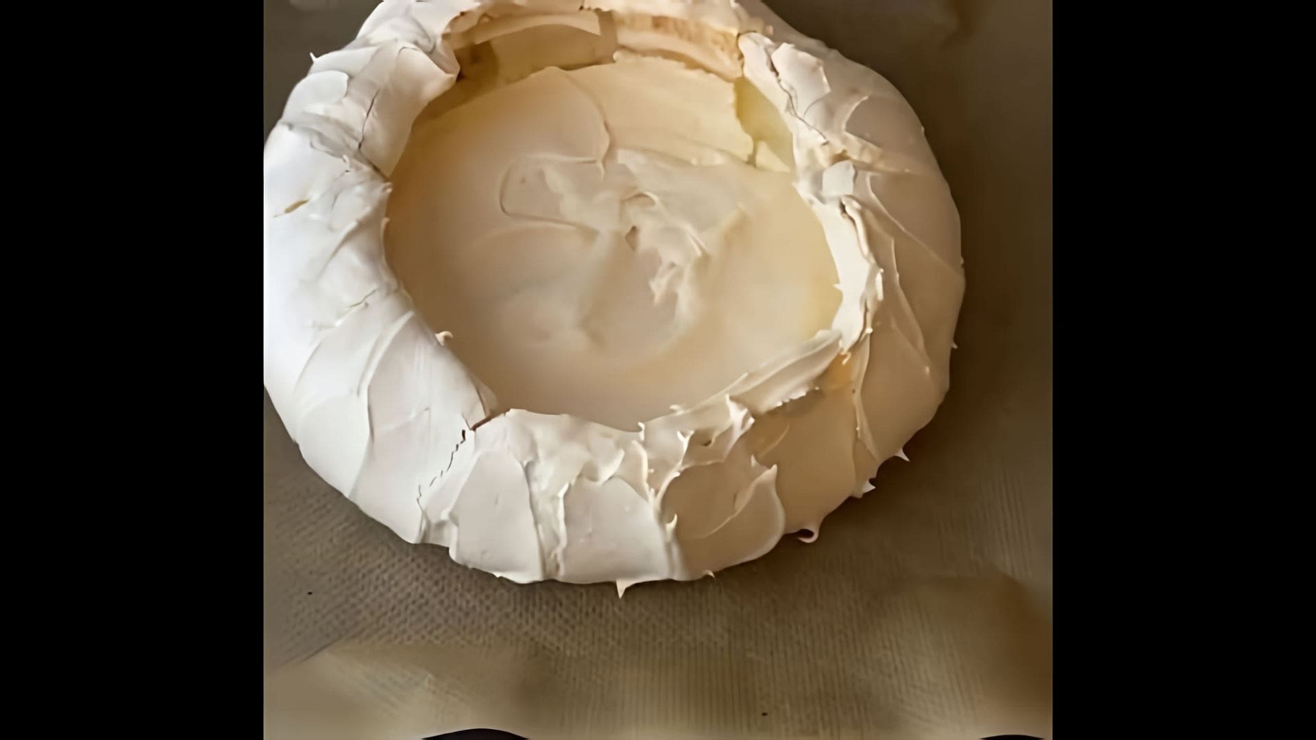 В этом видео демонстрируется рецепт приготовления классического торта Анна Павлова