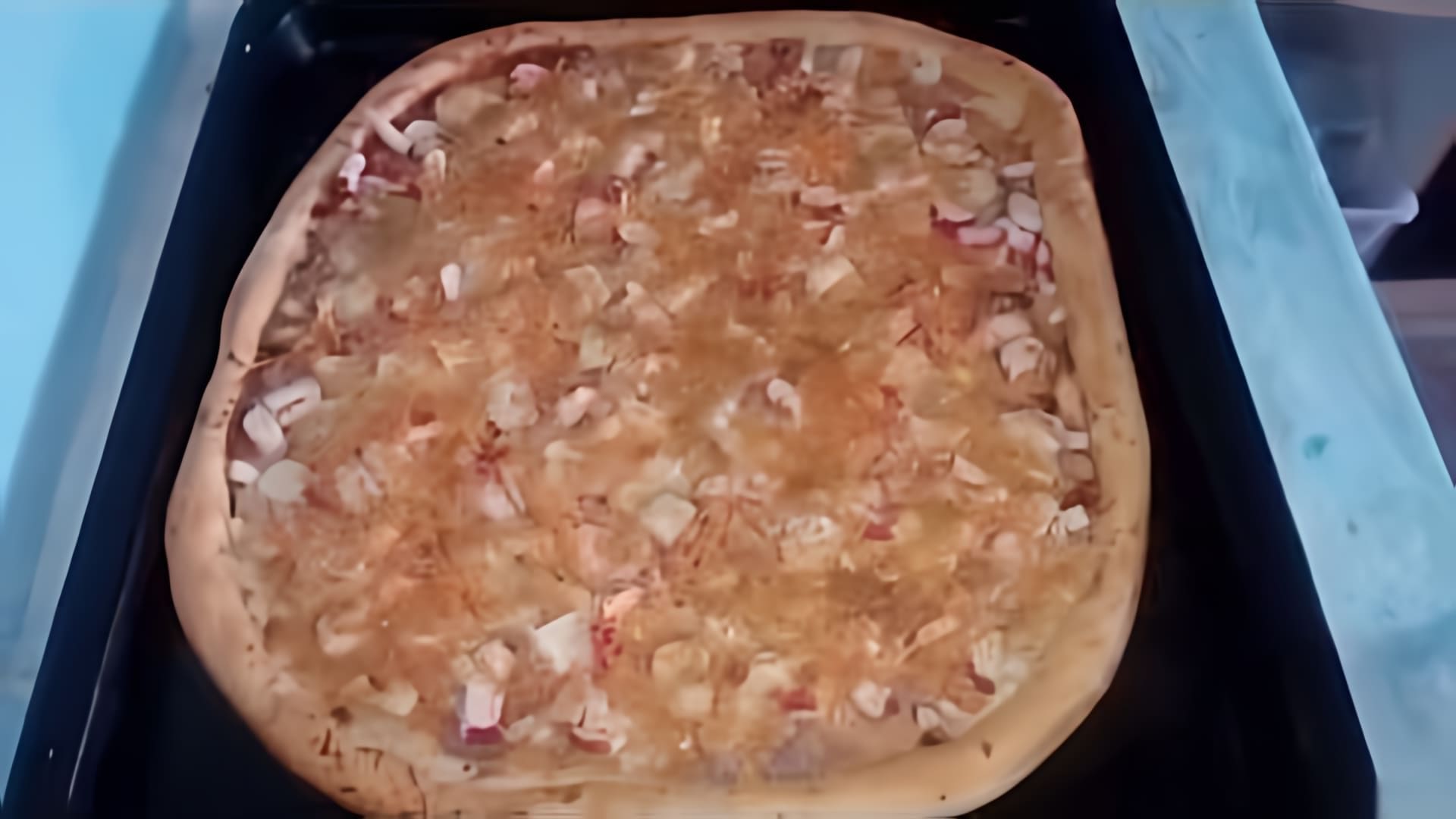 В этом видео демонстрируется рецепт домашней пиццы с крабовыми палочками