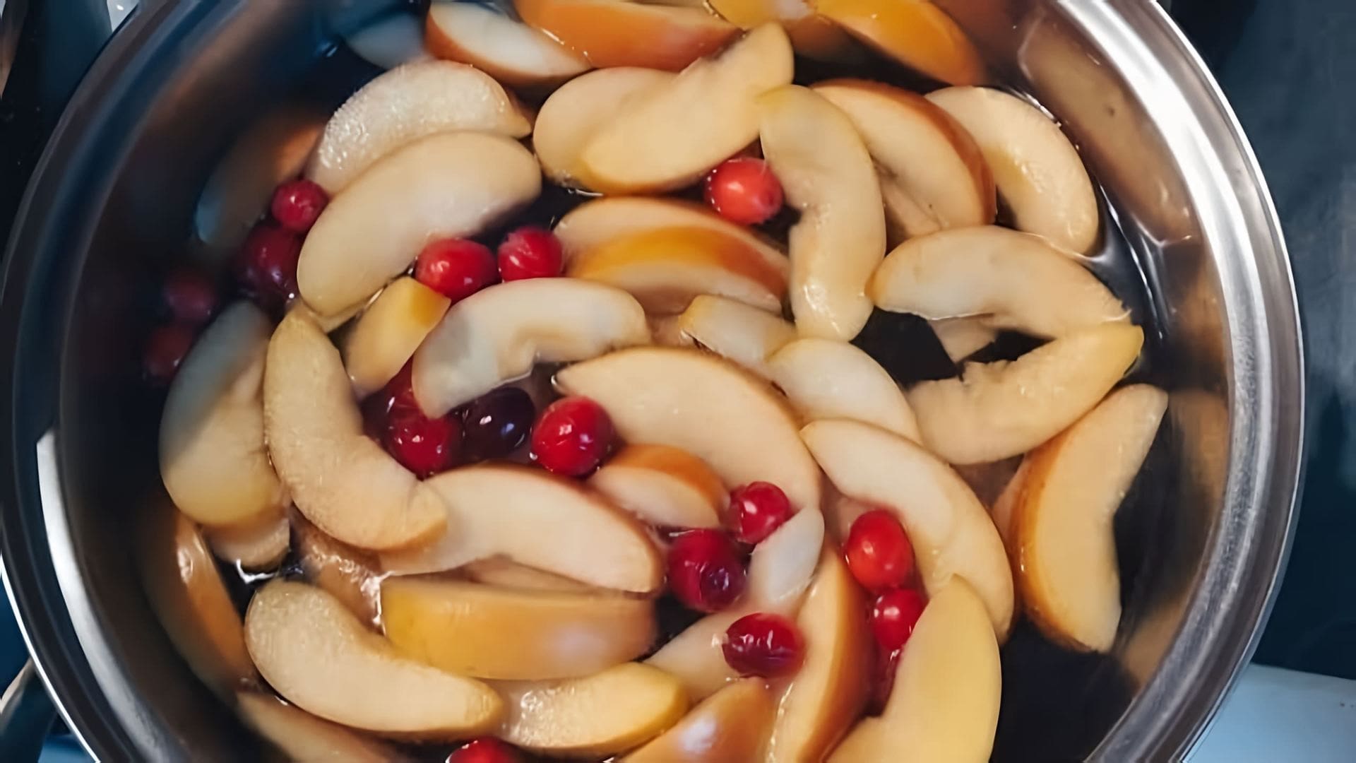 Яблочный компот с клюквой - это вкусный и полезный напиток, который можно приготовить в домашних условиях