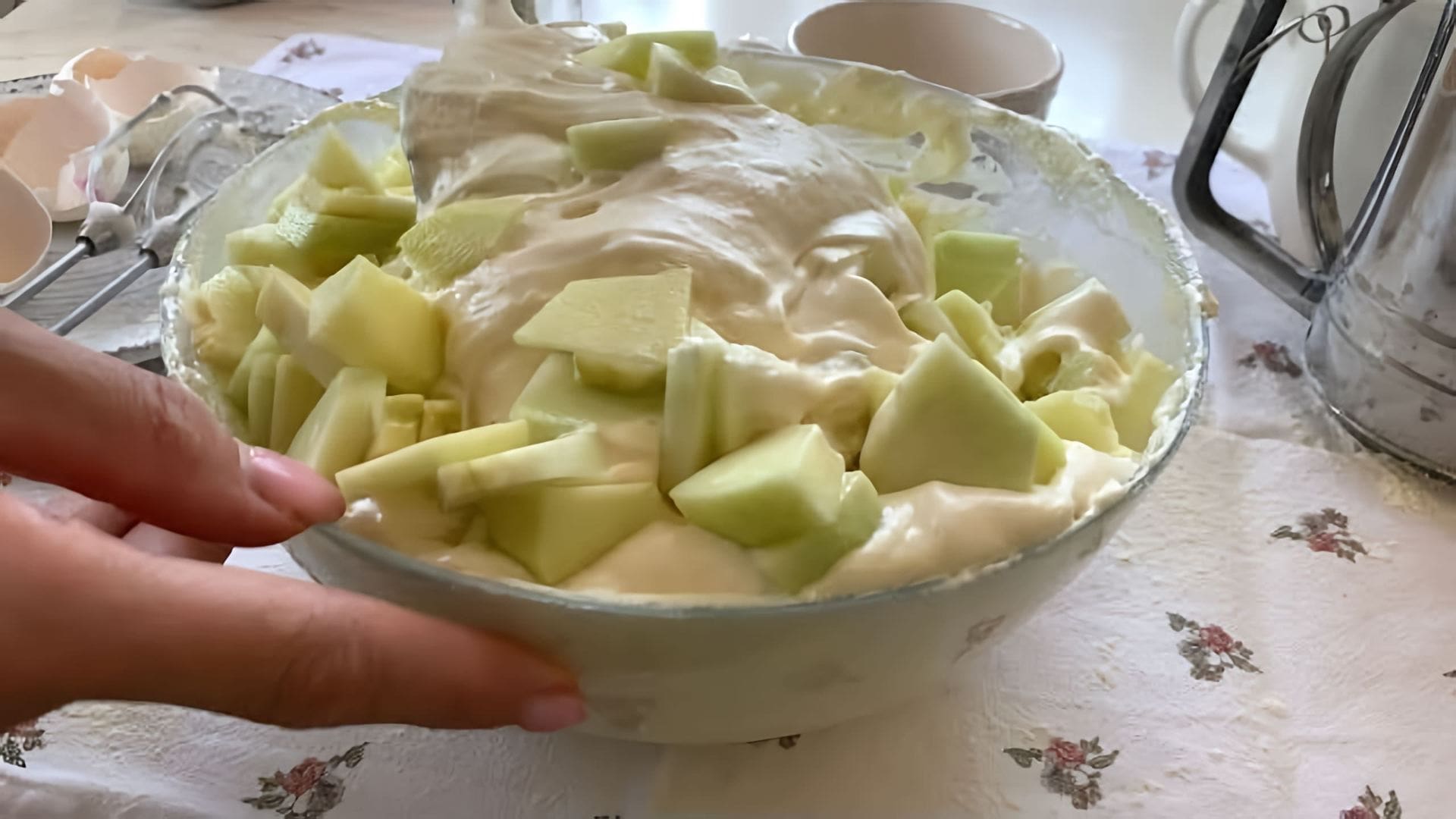 Видео рецепт традиционной яблочной шарлотки, которую легко приготовить и которая всегда получается отлично