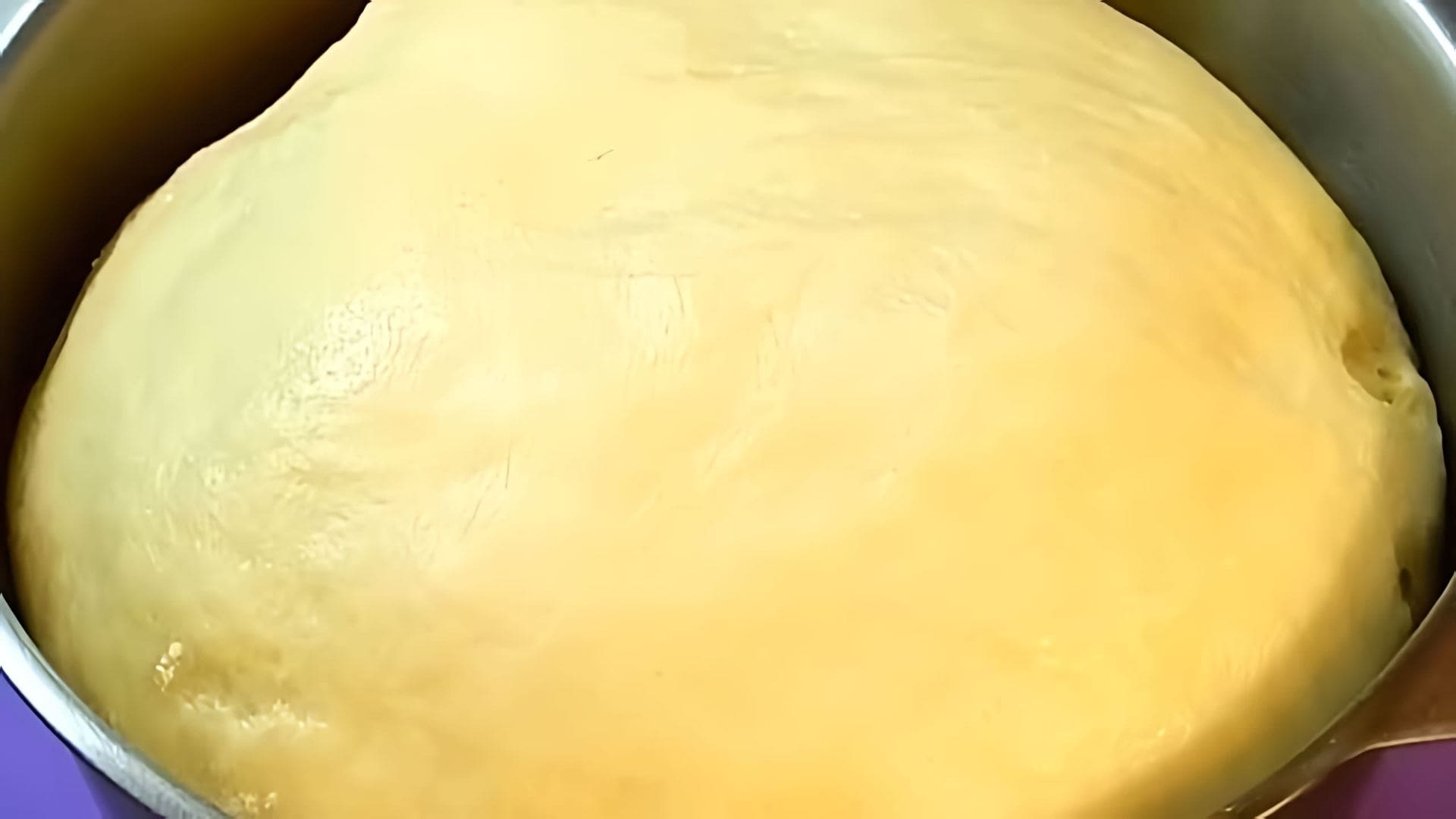 В этом видео Екатерина Климова показывает, как приготовить сдобное дрожжевое тесто