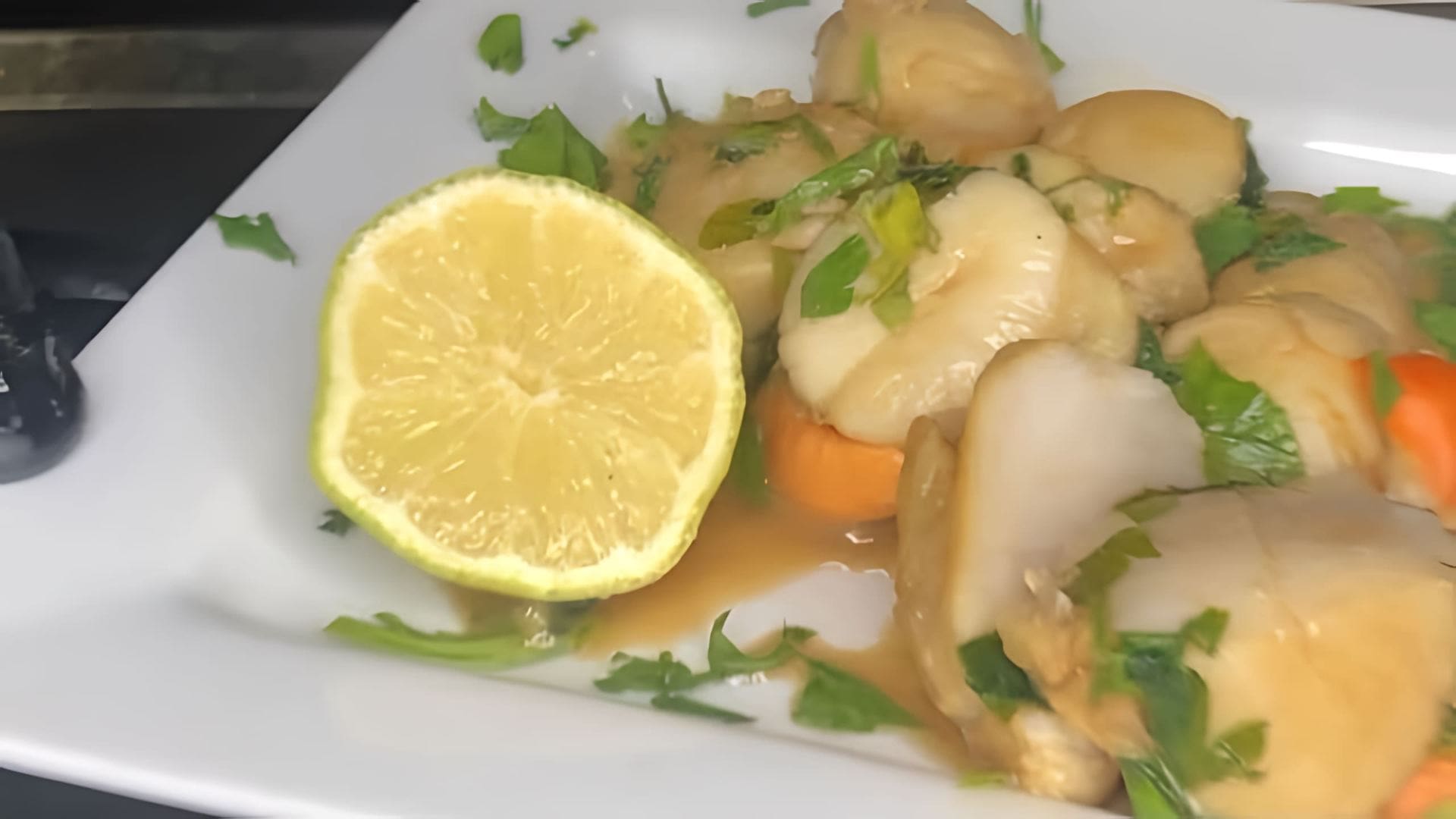 В данном видео демонстрируется рецепт приготовления морских гребешков