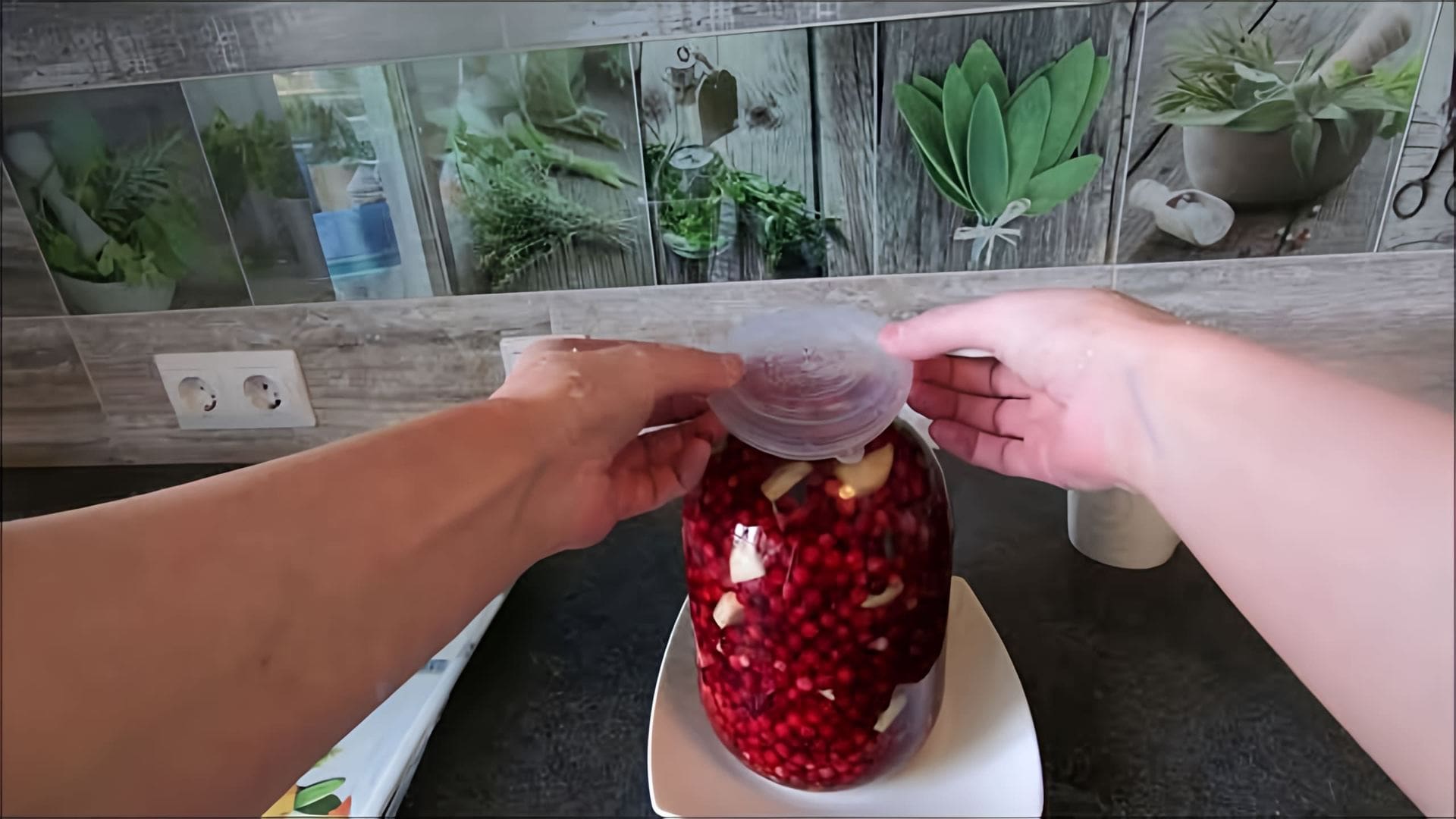 В этом видео-ролике рассказывается о том, как приготовить моченую бруснику с яблоками на зиму