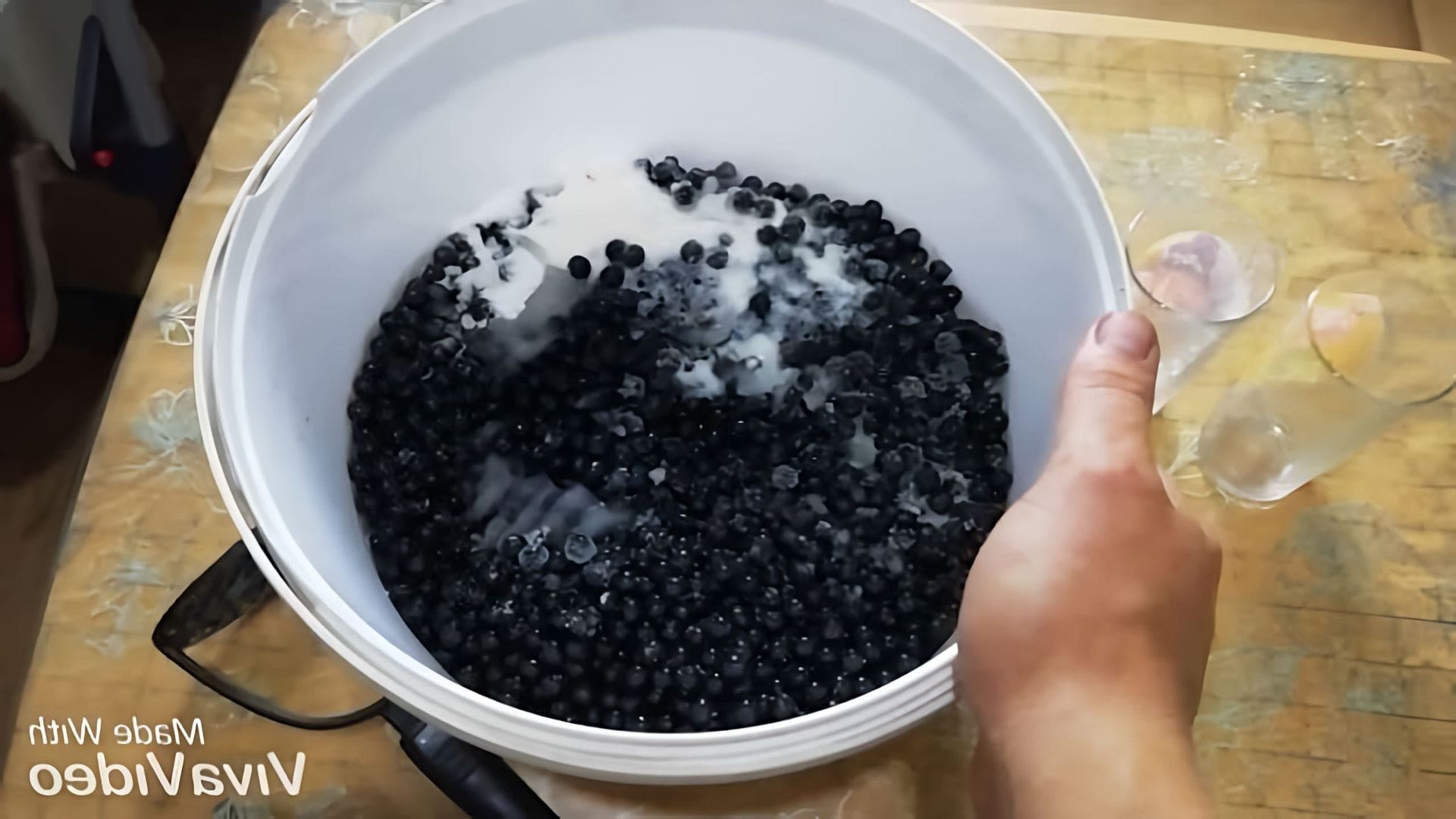 В этом видео демонстрируется процесс приготовления домашнего вина из черемухи