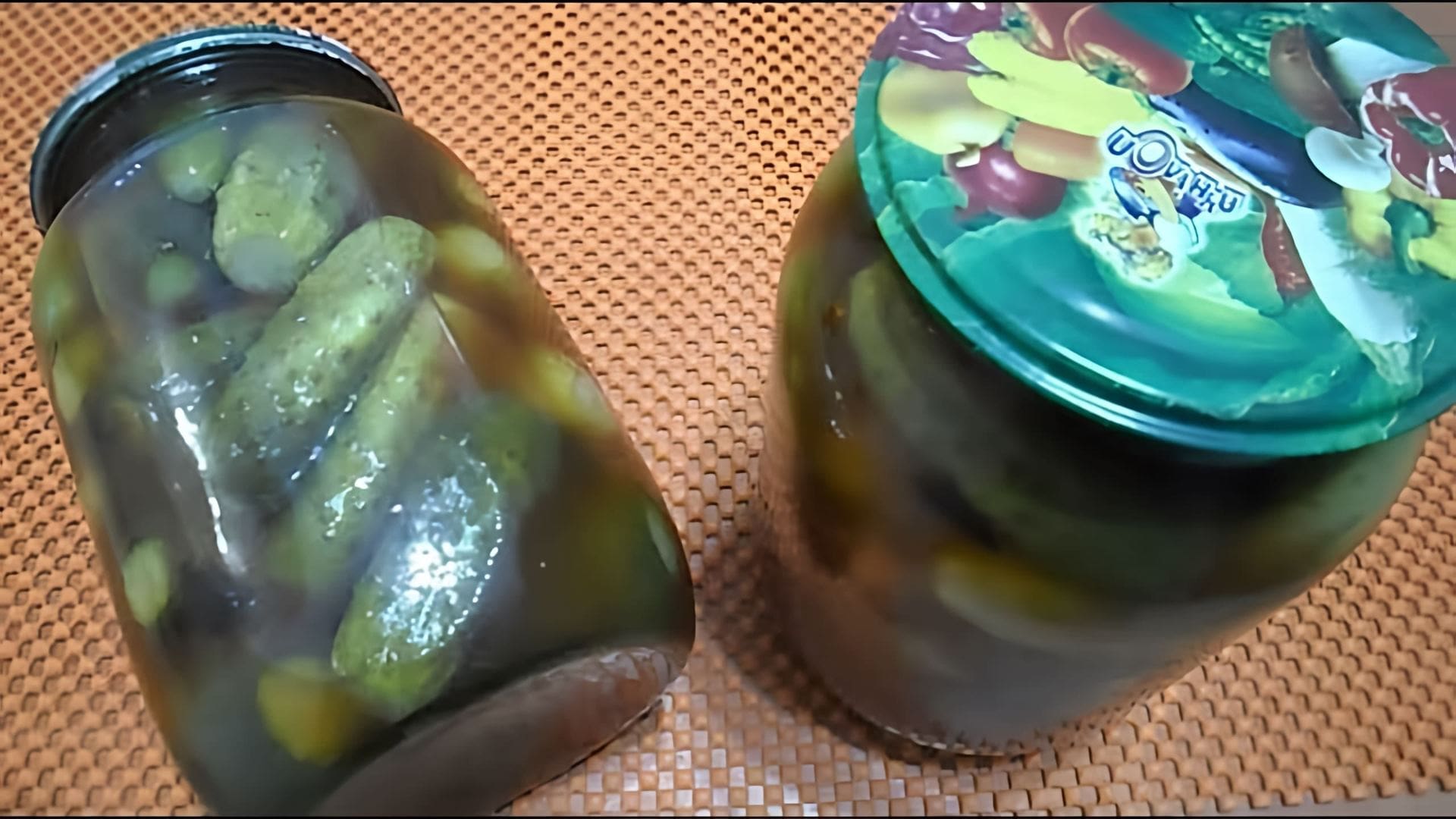 В этом видео демонстрируется процесс приготовления пикантных маринованных огурцов с кетчупом Чили