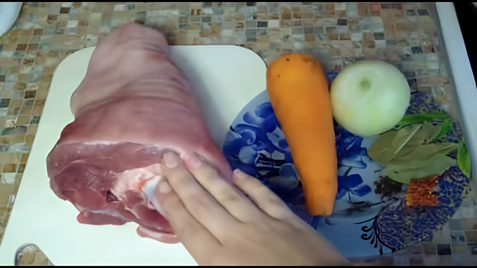 В этом видео демонстрируется простой рецепт приготовления свиной рульки