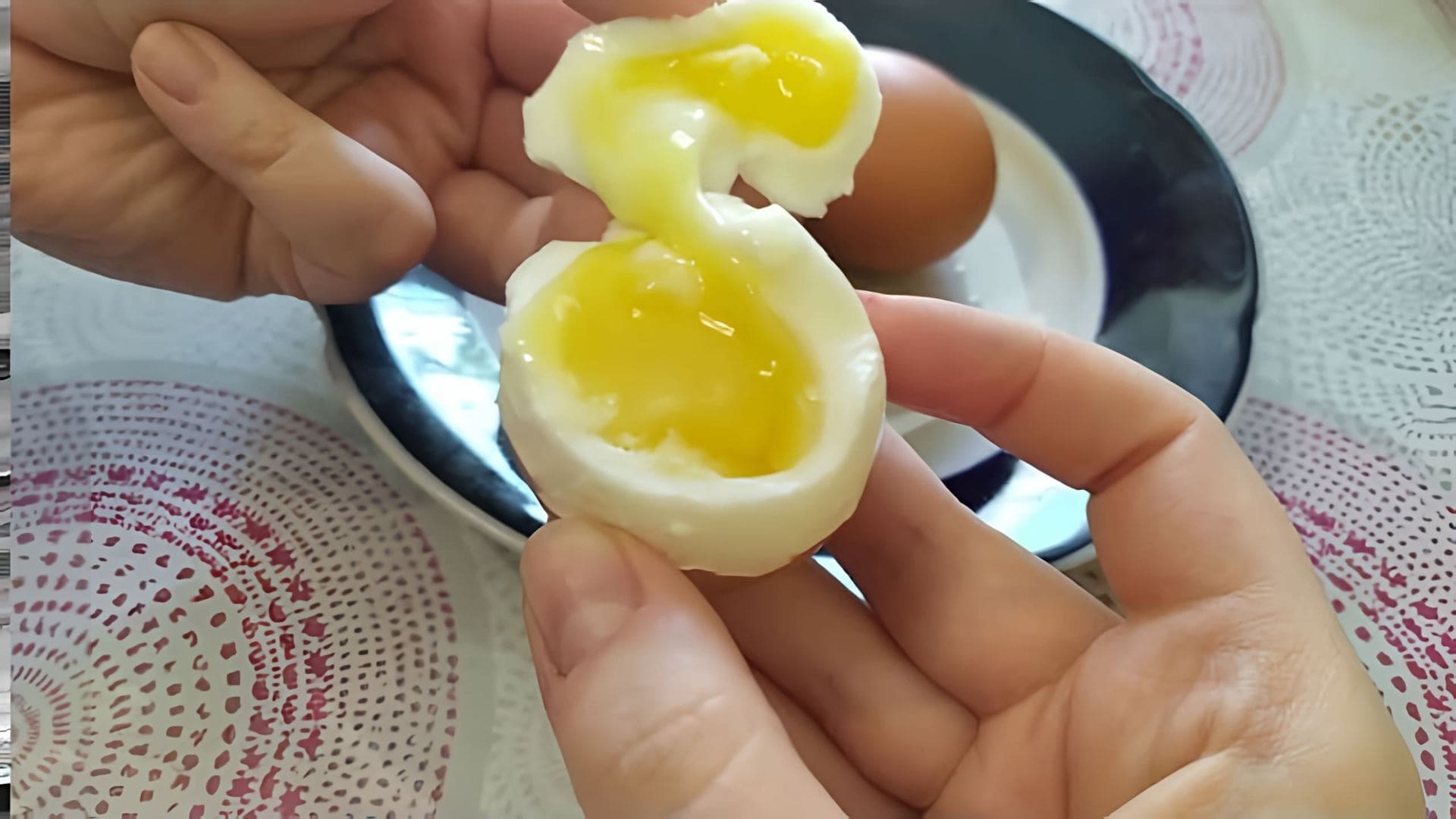 В этом видео демонстрируется, как сварить идеальные яйца всмятку