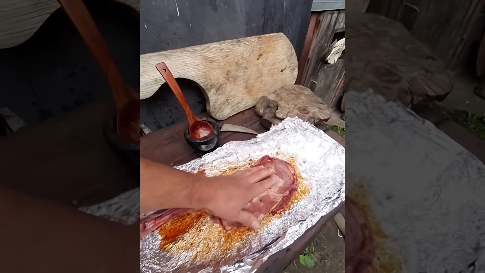 В этом видео-ролике демонстрируется процесс приготовления бараньей лопатки в медово-аджичном соусе, запеченной в углях