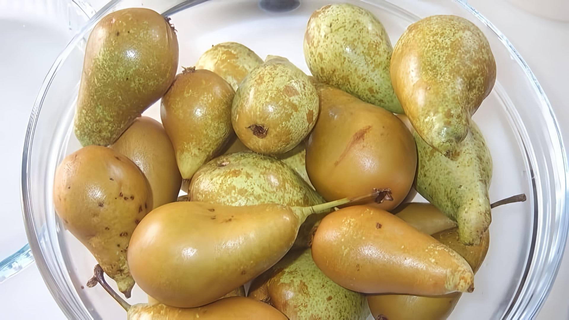 В этом видео демонстрируется процесс приготовления варенья из груш