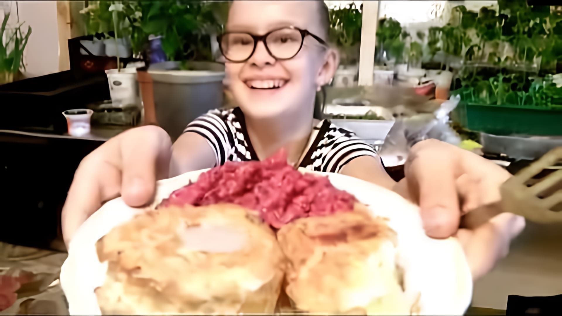 Видео: Рулетики с сосисками и картошкой)))
