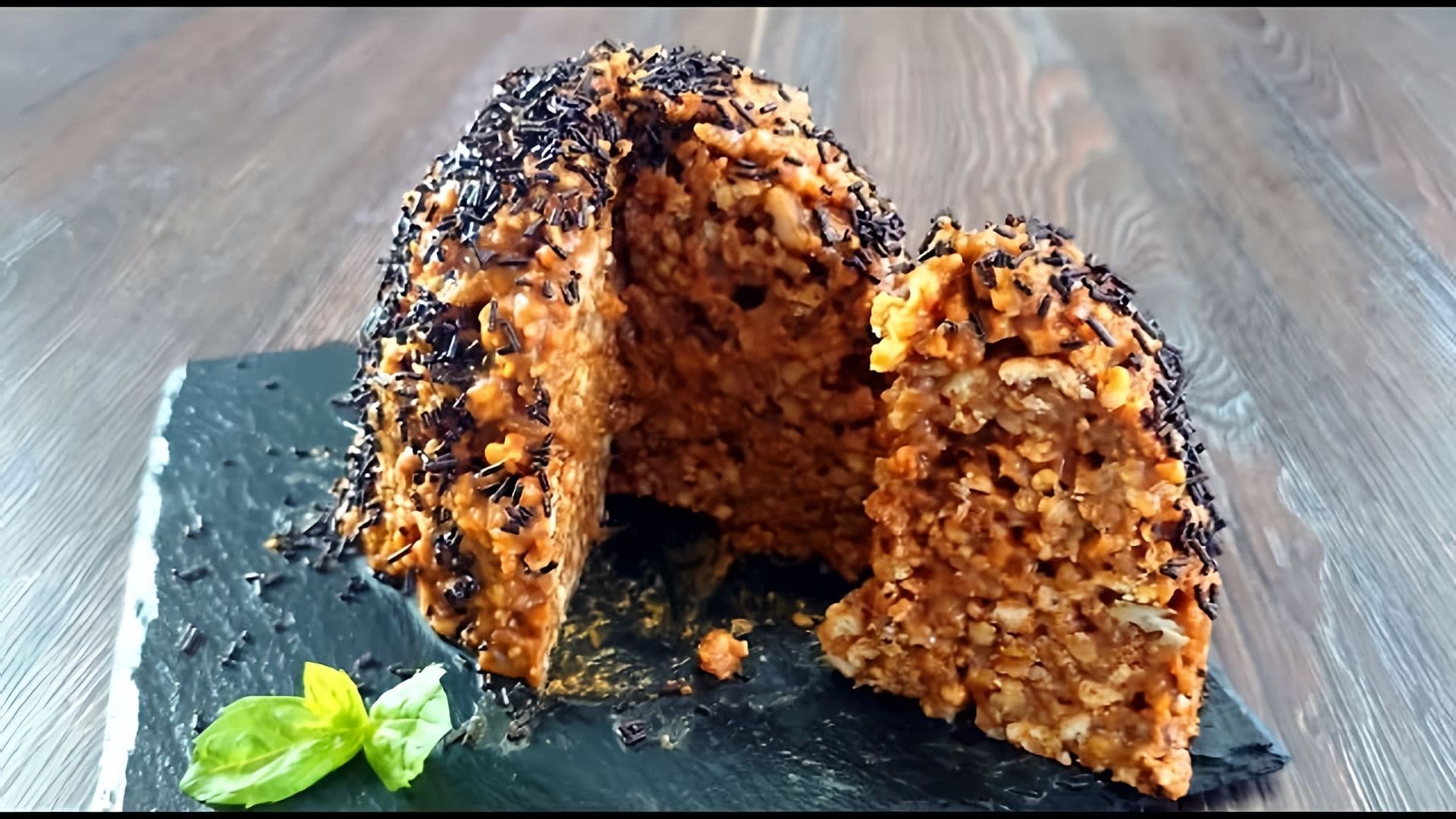 В этом видео демонстрируется рецепт приготовления торта "Муравейник"