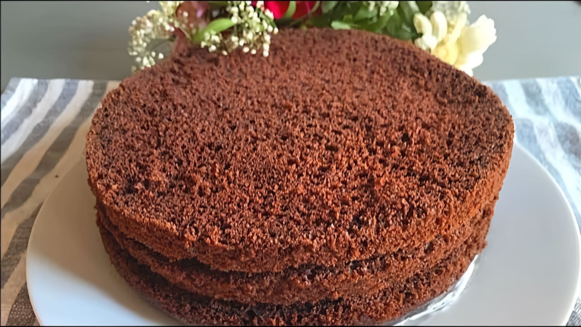 В этом видео демонстрируется рецепт шоколадного бисквита на кефире, который отлично подходит для приготовления шоколадных тортов