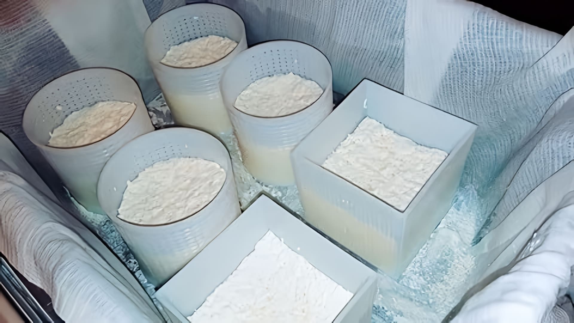 В этом видео демонстрируется процесс приготовления домашнего сыра