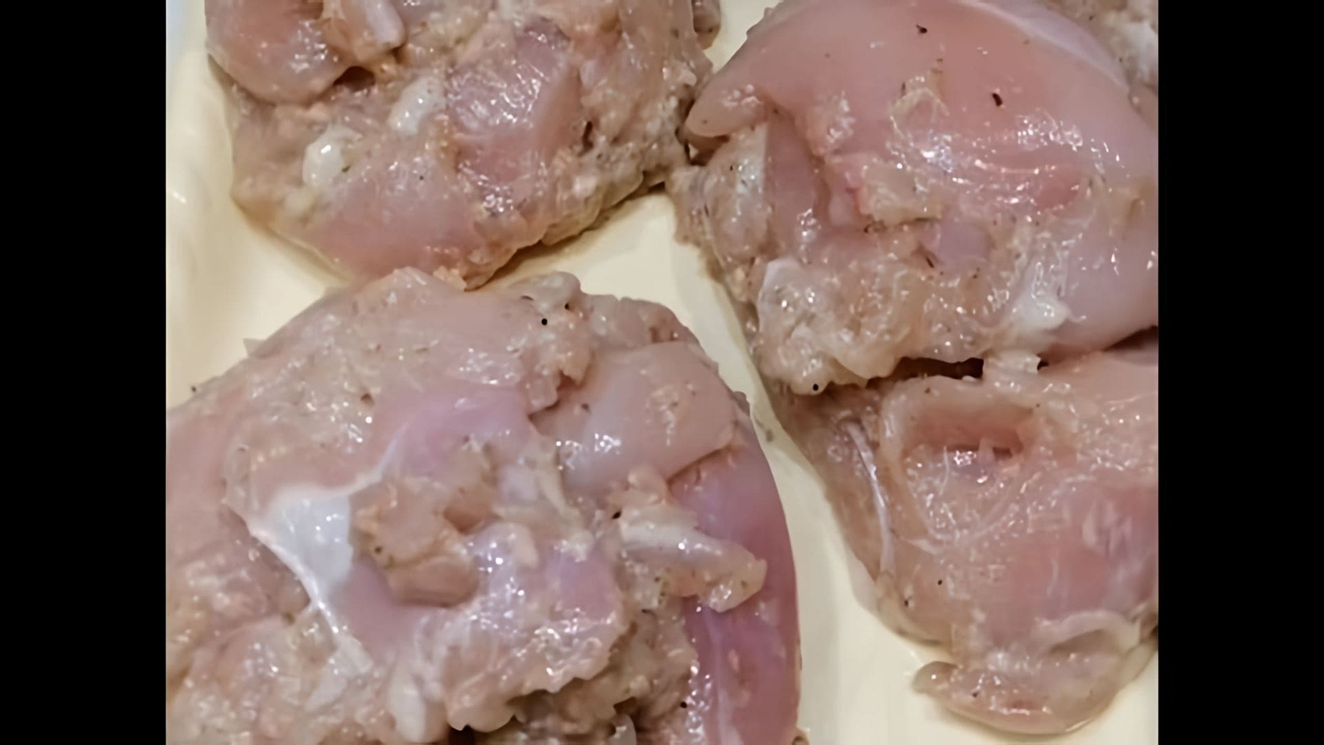 В этом видео демонстрируется рецепт приготовления буженины из мяса птицы