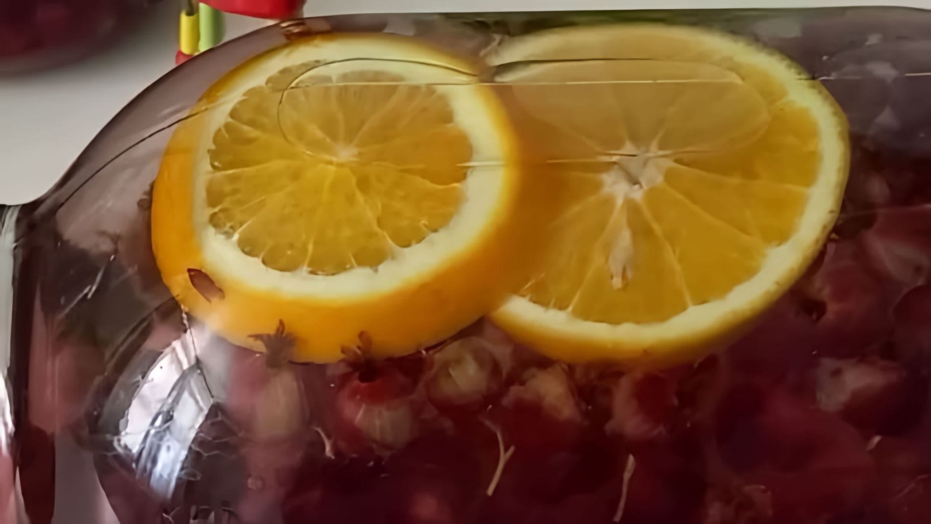 В этом видео-ролике вы увидите, как приготовить вкусный и ароматный компот из чёрной смородины с апельсином