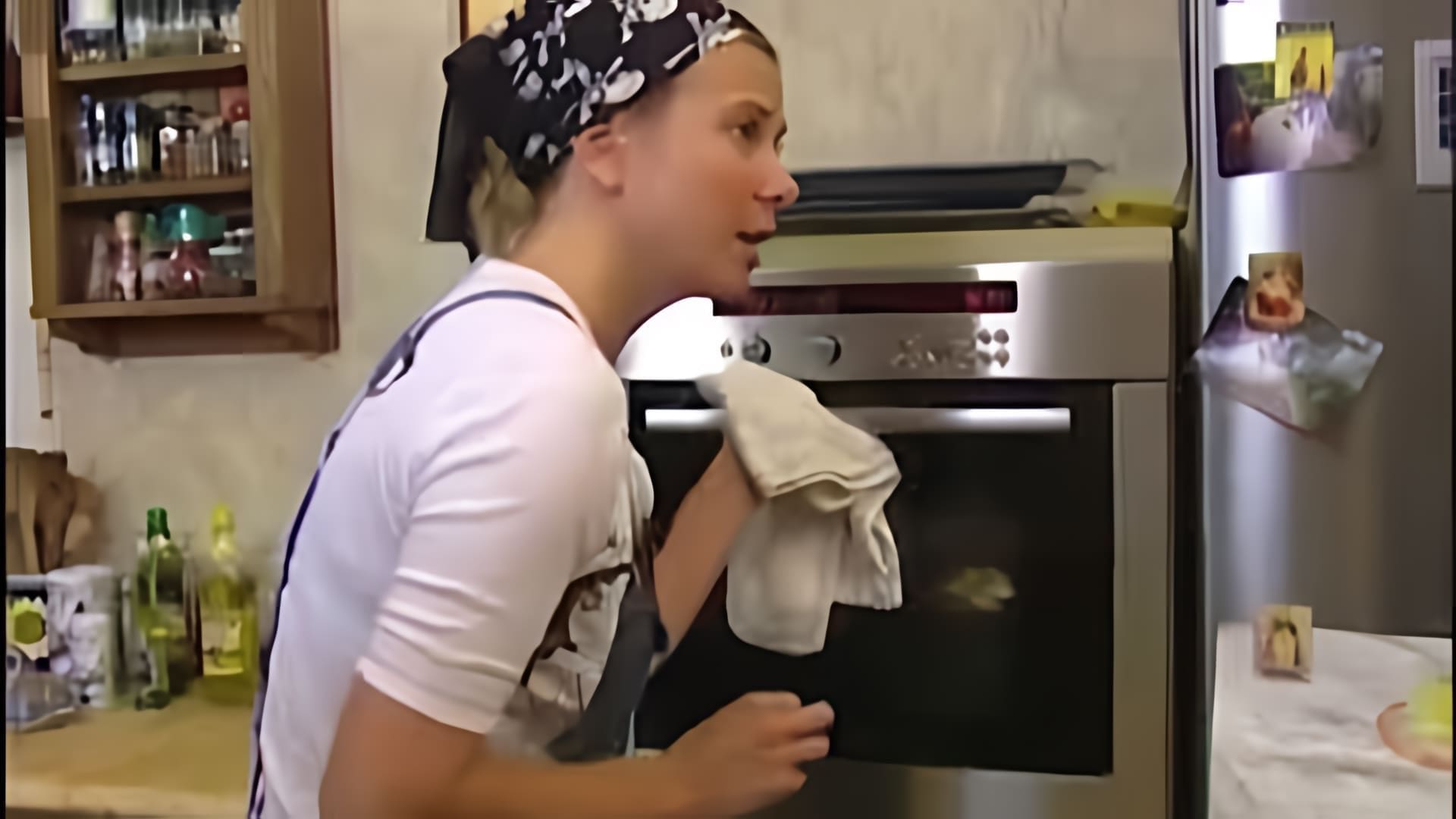 В этом видео Юлия Высоцкая демонстрирует рецепт приготовления шикарного пудинга