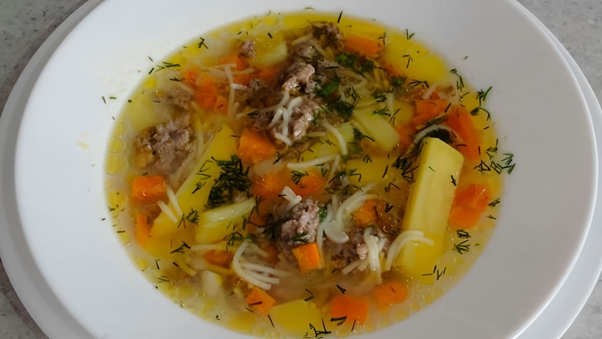 В этом видео демонстрируется процесс приготовления быстрого супа с ленивыми фрикадельками