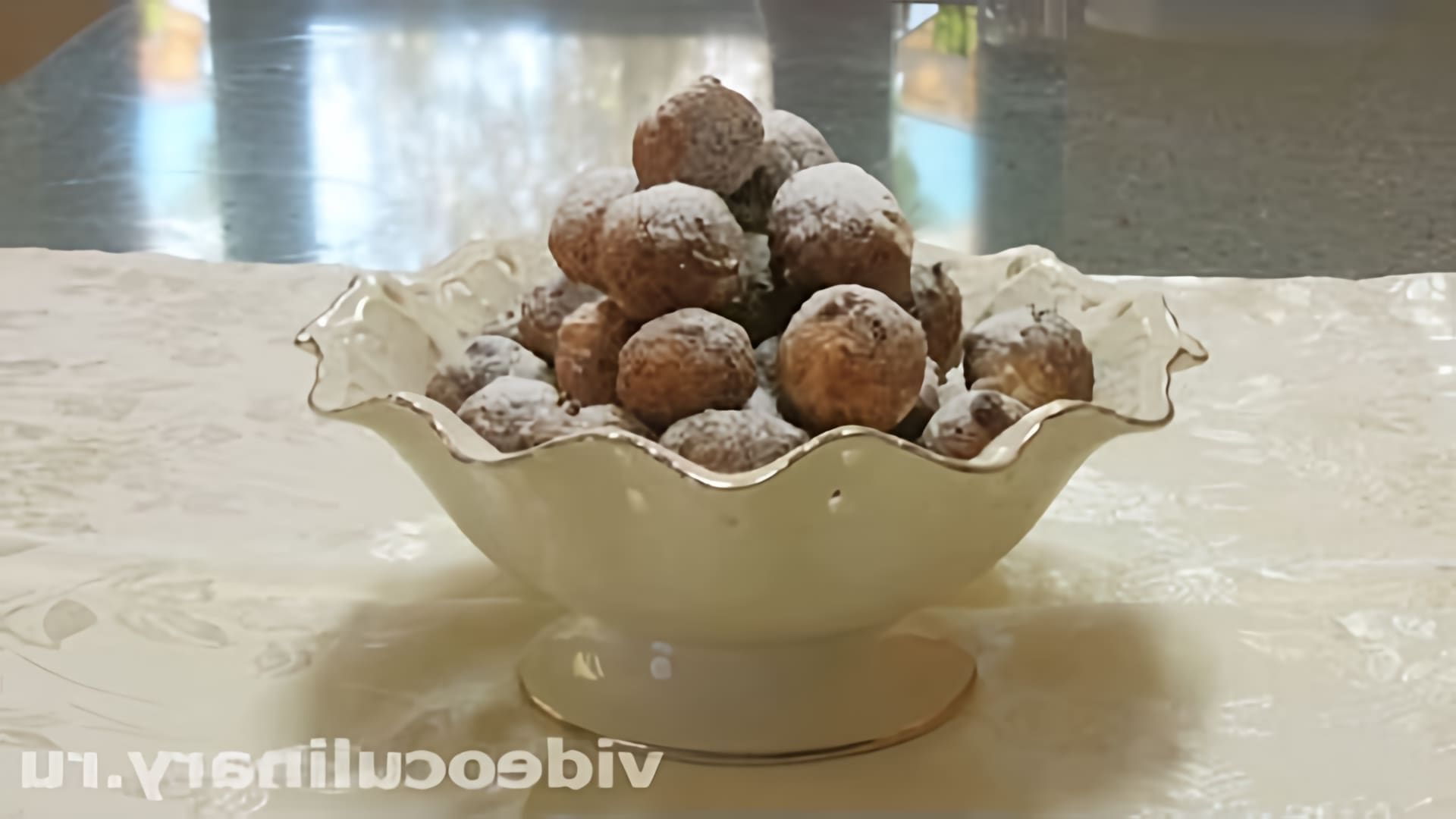 В этом видео-ролике демонстрируется процесс приготовления творожных пончиков по рецепту Бабушки Эммы