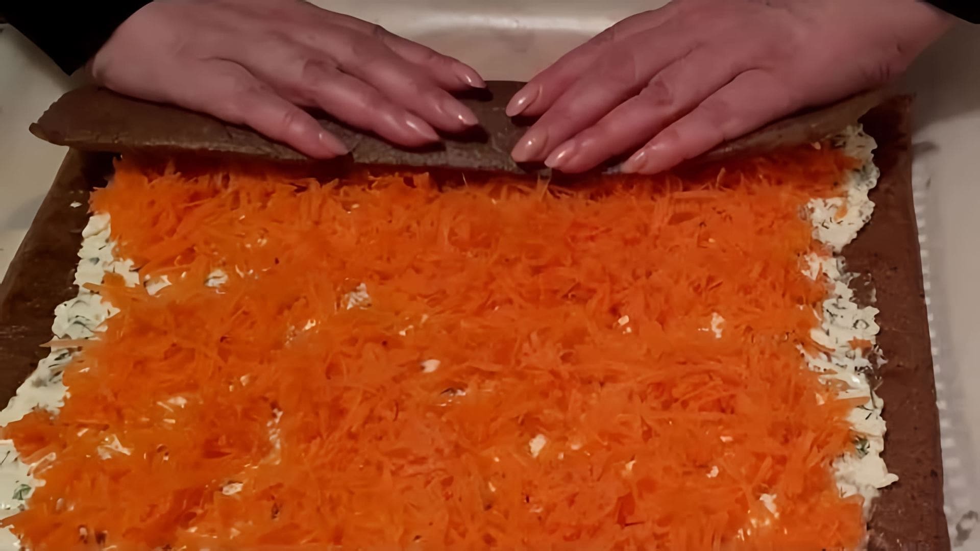 В данном видео демонстрируется рецепт приготовления печеночного рулета "Праздничный"