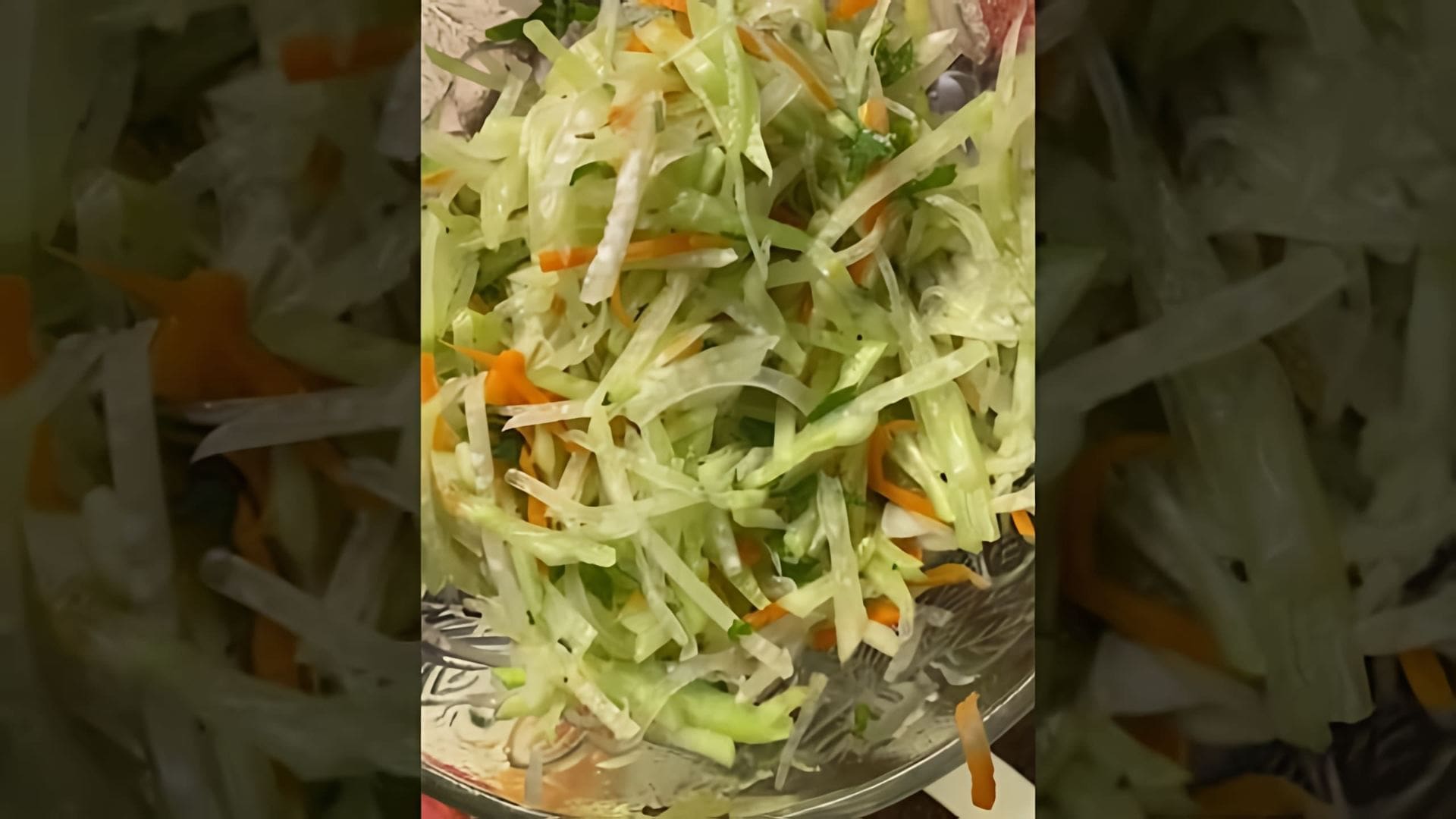 В этом видео-ролике будет показан процесс приготовления салата из зеленой редьки, моркови, огурца и лука