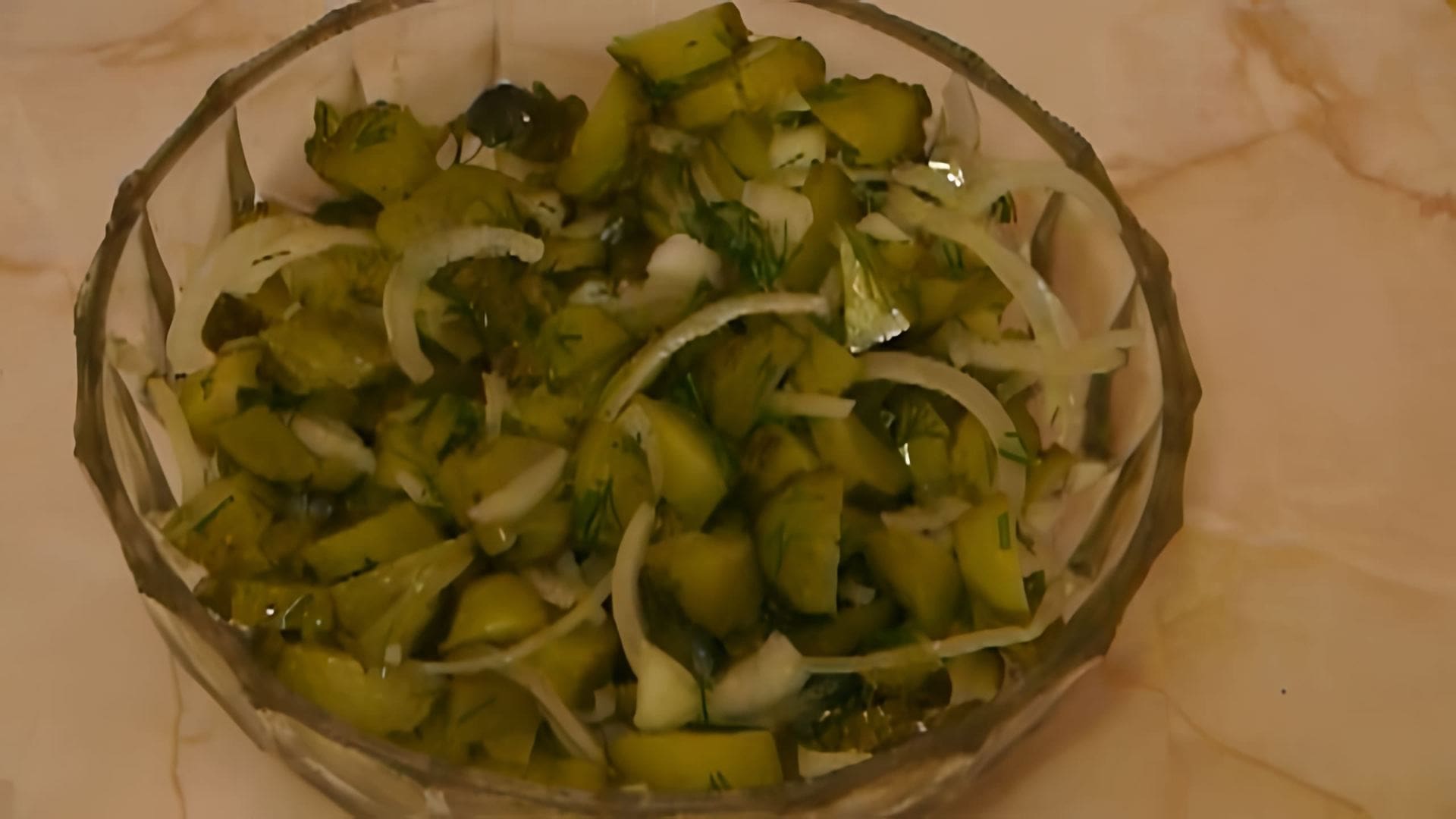 Салат из соленых огурцов с луком - это вкусное и простое блюдо, которое можно приготовить в домашних условиях