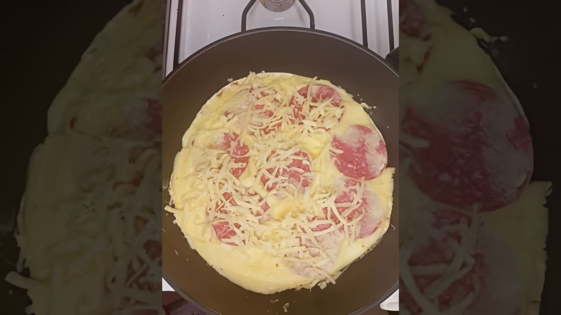 В этом видео-ролике демонстрируется процесс приготовления пиццы на лаваше в сковороде