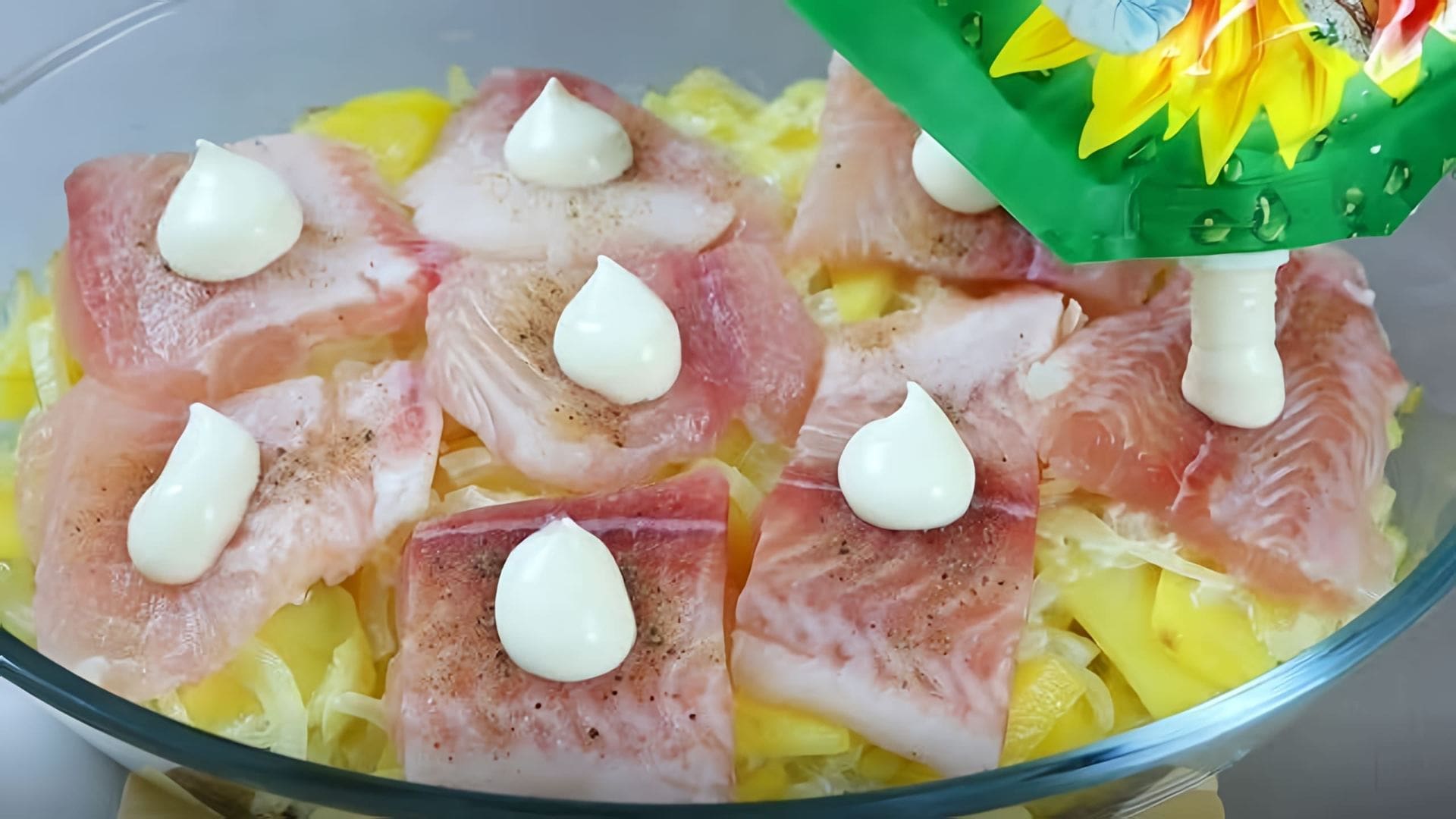 В этом видео демонстрируется простой и быстрый рецепт приготовления блюда из рыбы и картофеля