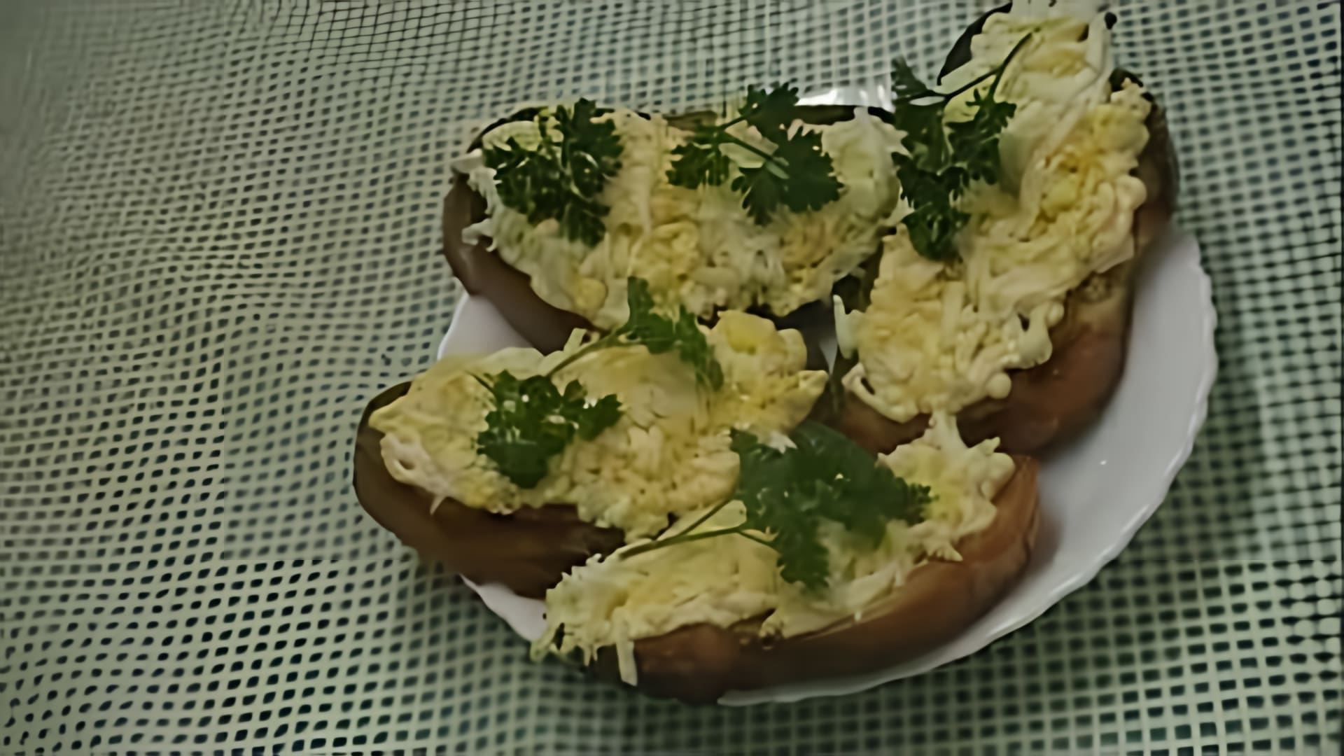 В этом видео демонстрируется процесс приготовления быстрых и вкусных бутербродов с яйцом и чесноком