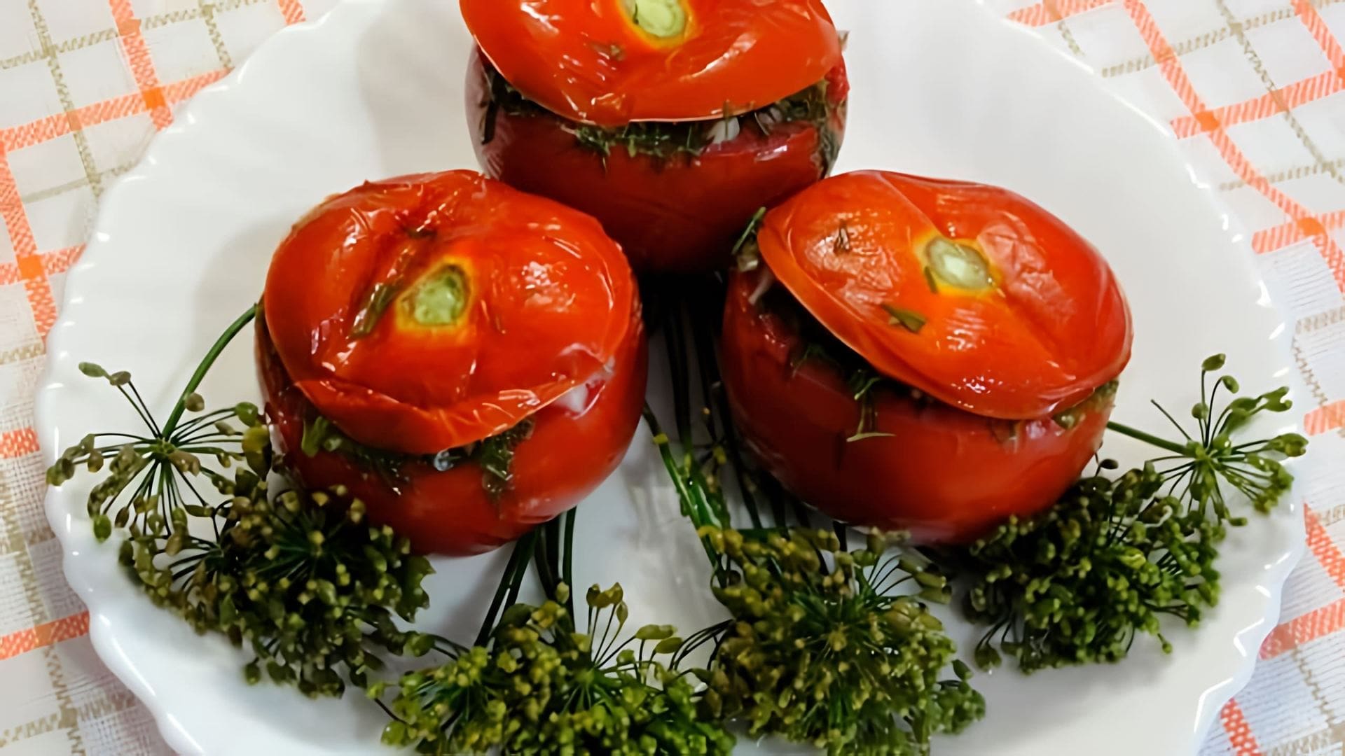 Рецепт с пошаговым фото здесь: eda-blog/malosolnye-pomidory-s-chesnokom-i-zelenyu. html Очень вкусные... 