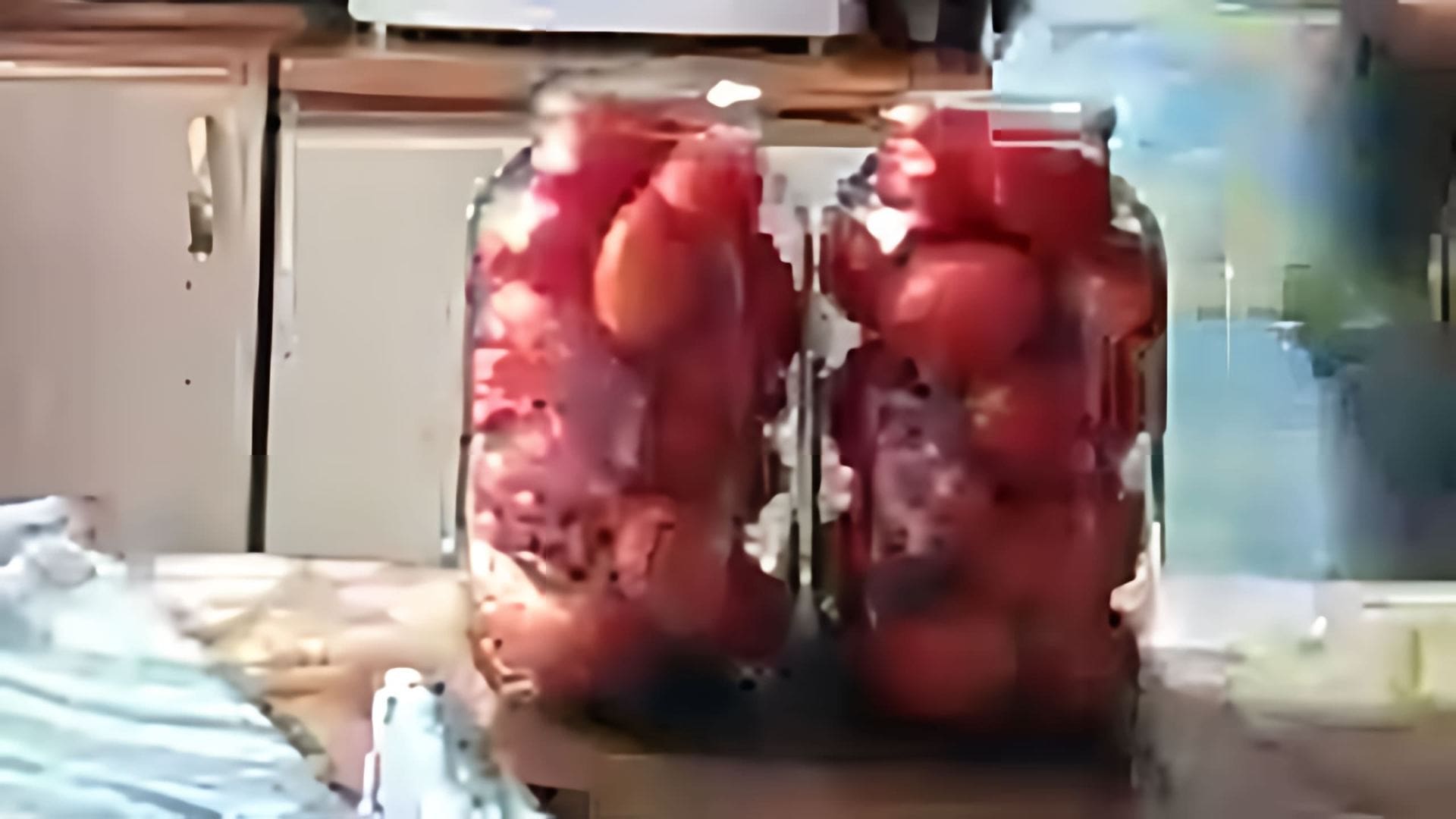 В этом видео демонстрируется простой и быстрый рецепт маринованных томатов