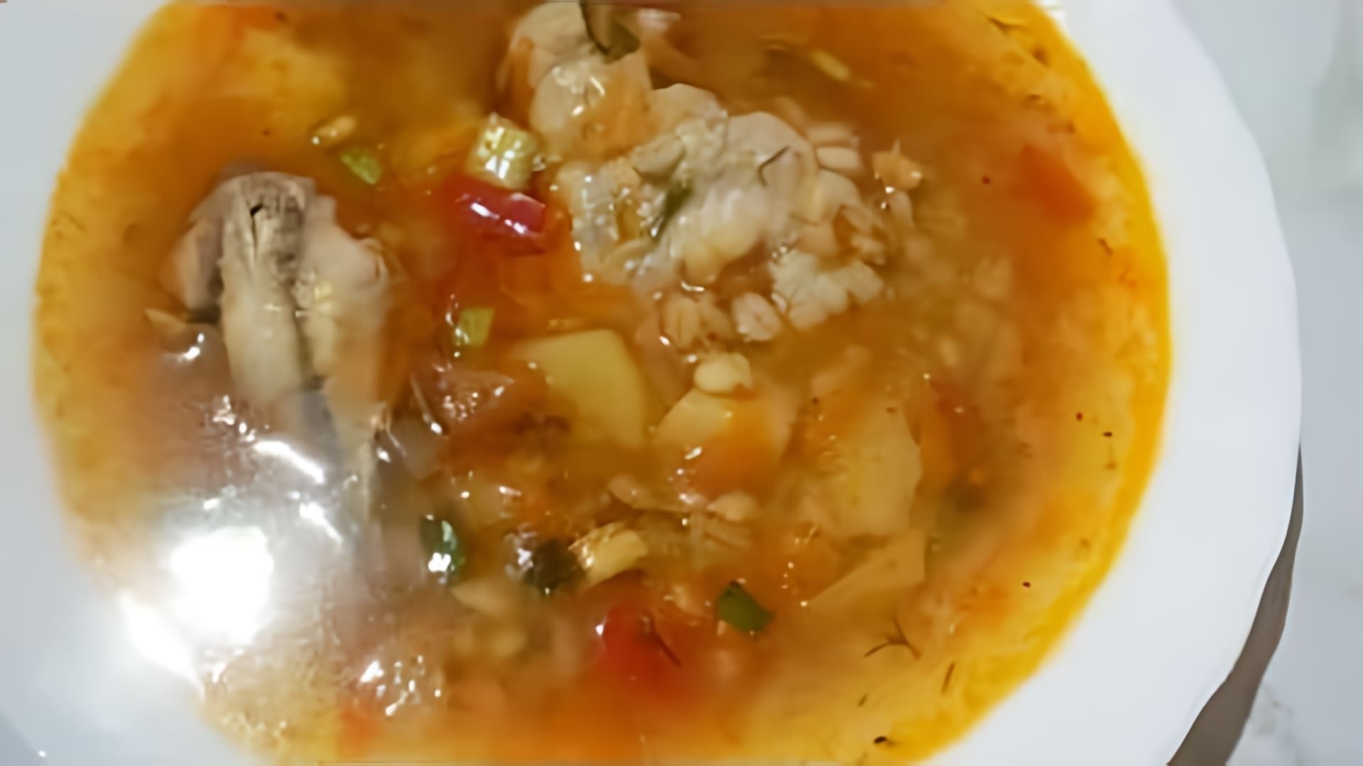 В этом видео демонстрируется процесс приготовления супа харчо с курицей и перловкой