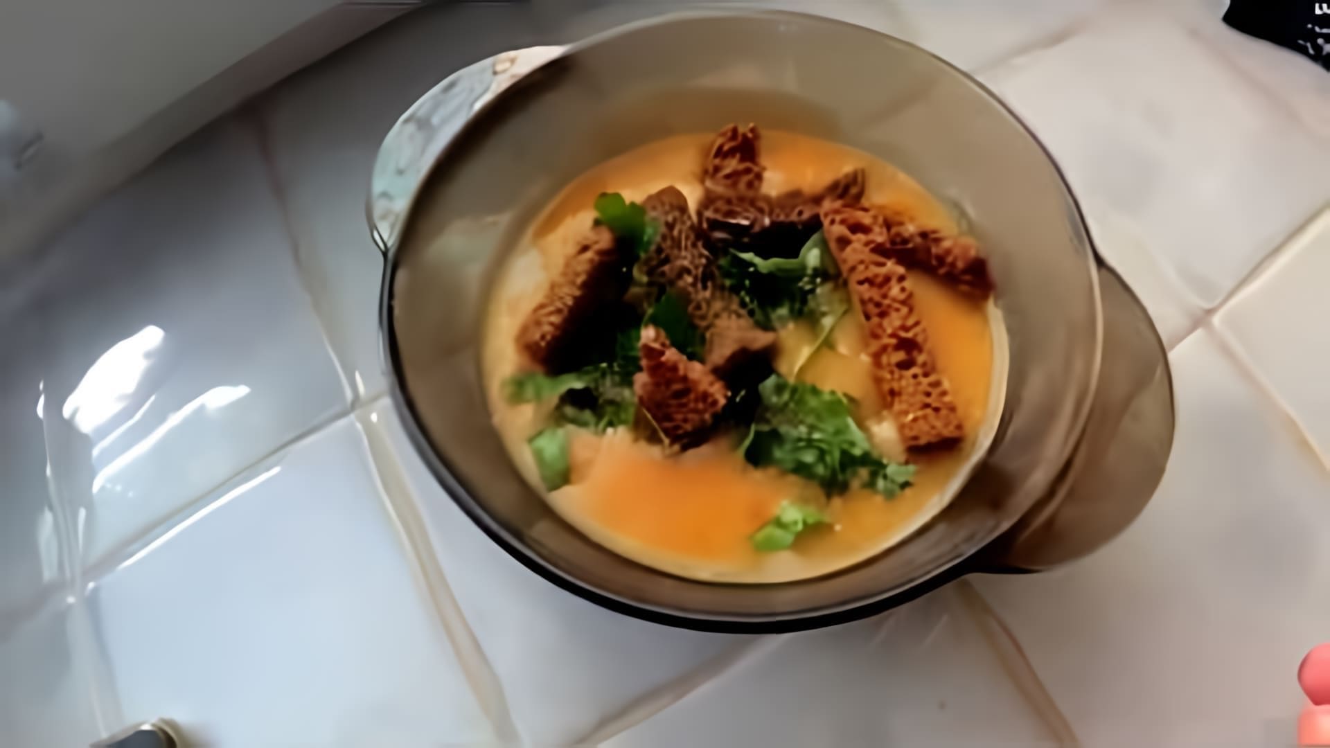 В этом видео демонстрируется процесс приготовления горохового супа-пюре в мультиварке без использования мяса