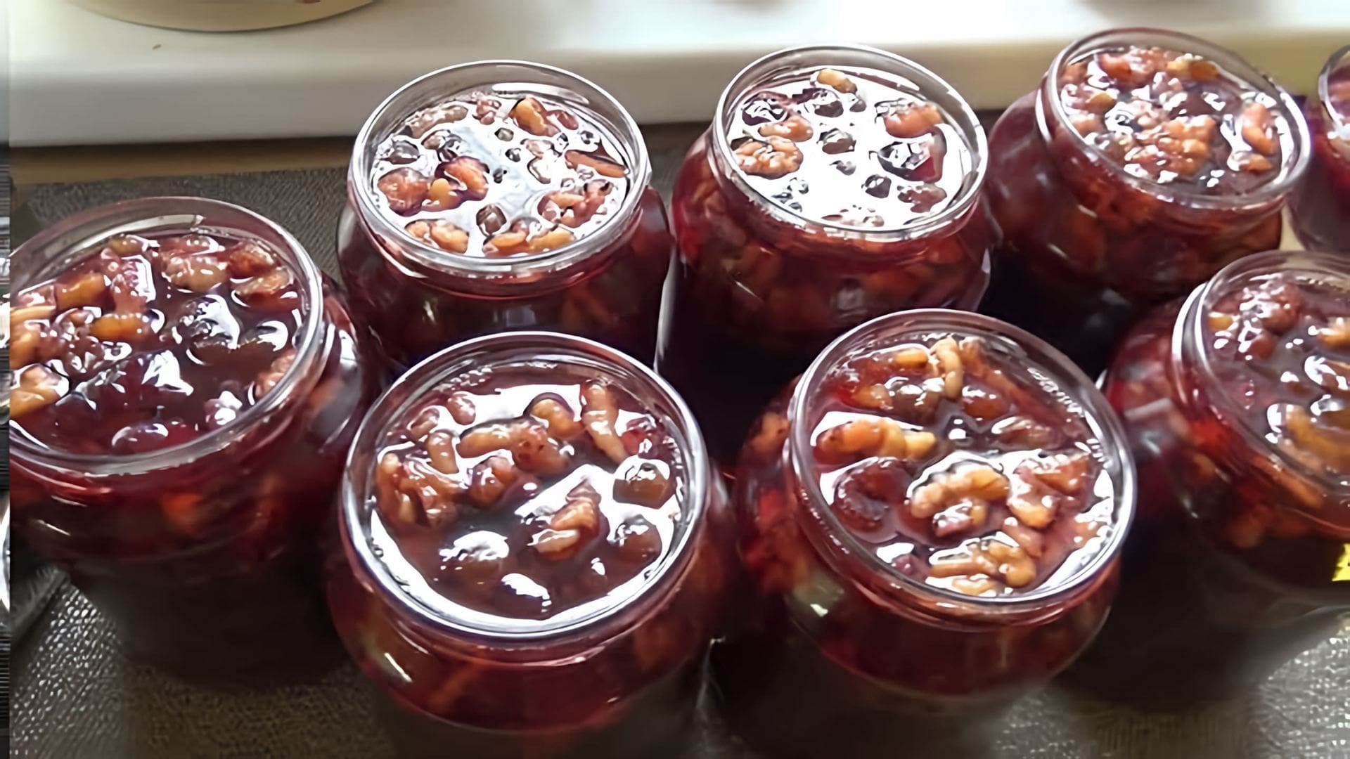 Видео как приготовить варенье из черной смородины и красной смородины