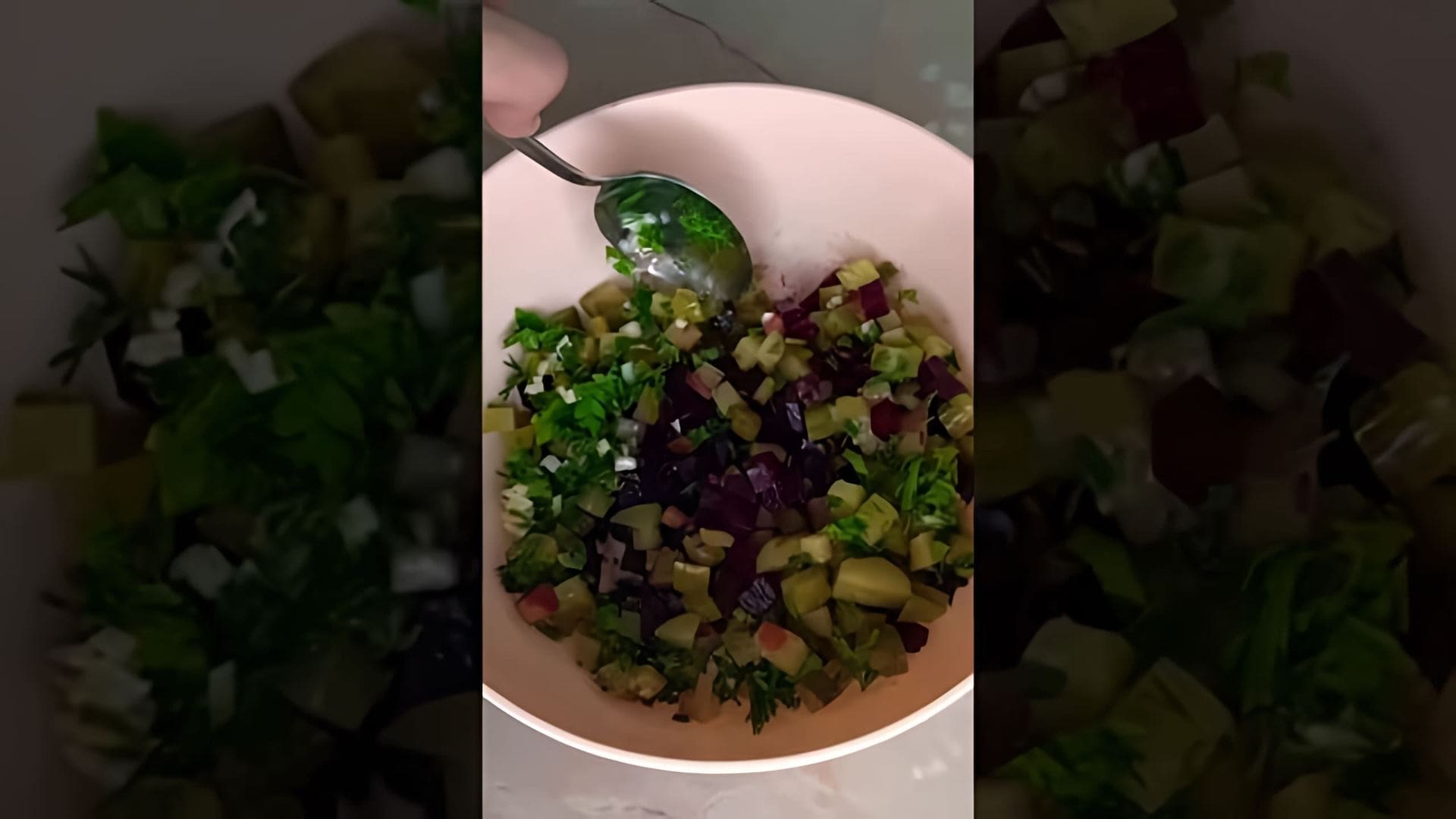 В этом видео-ролике будет представлен быстрый и простой рецепт салата из свеклы и соленых огурцов
