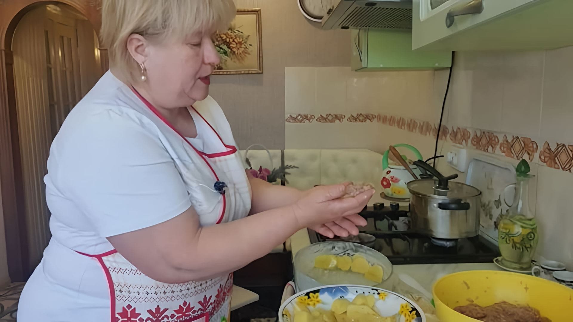 В этом видео Лариса показывает, как приготовить блюдо из фарша и картошки