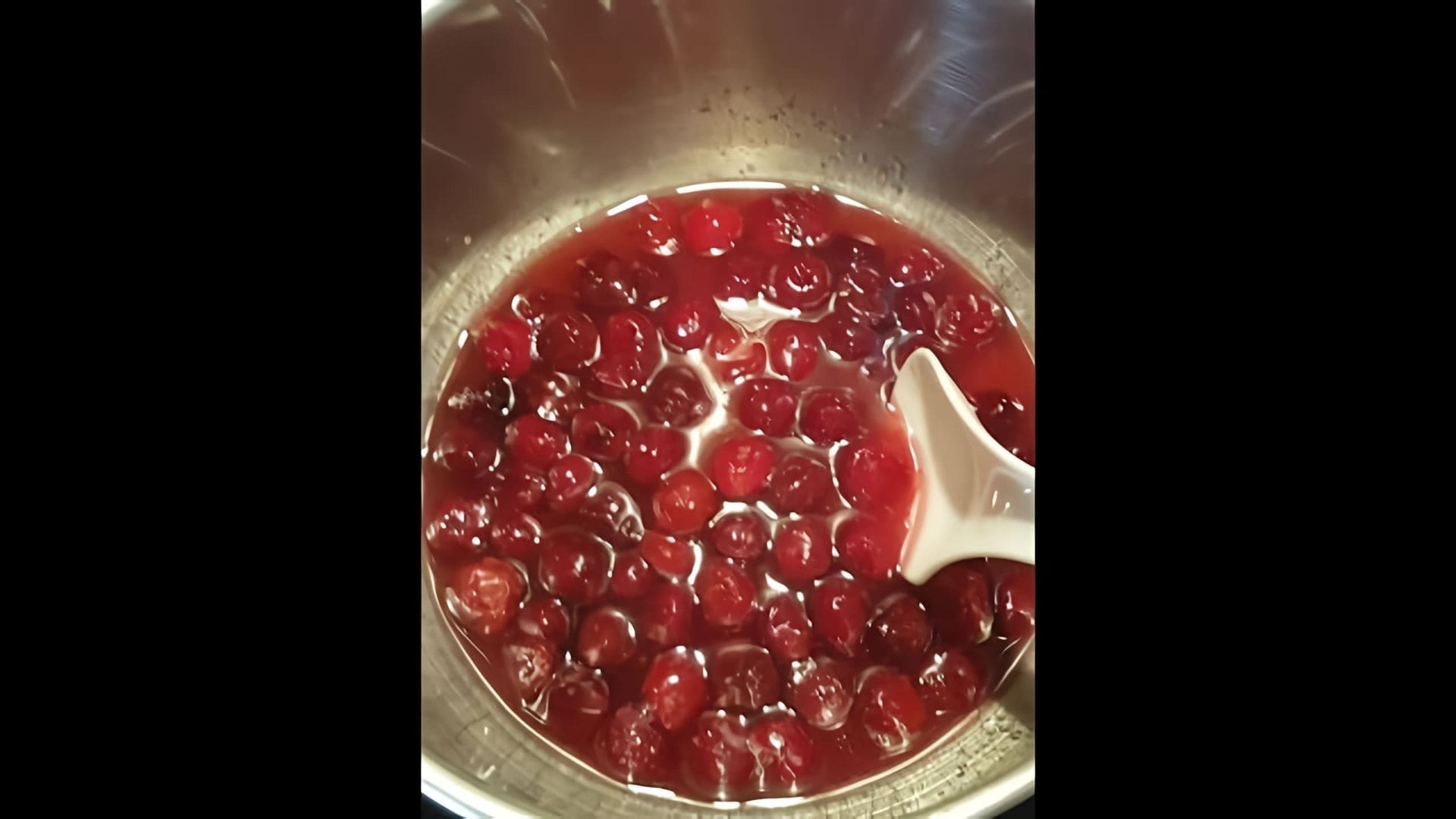 В этом видео демонстрируется рецепт ягодной пропитки для бисквита