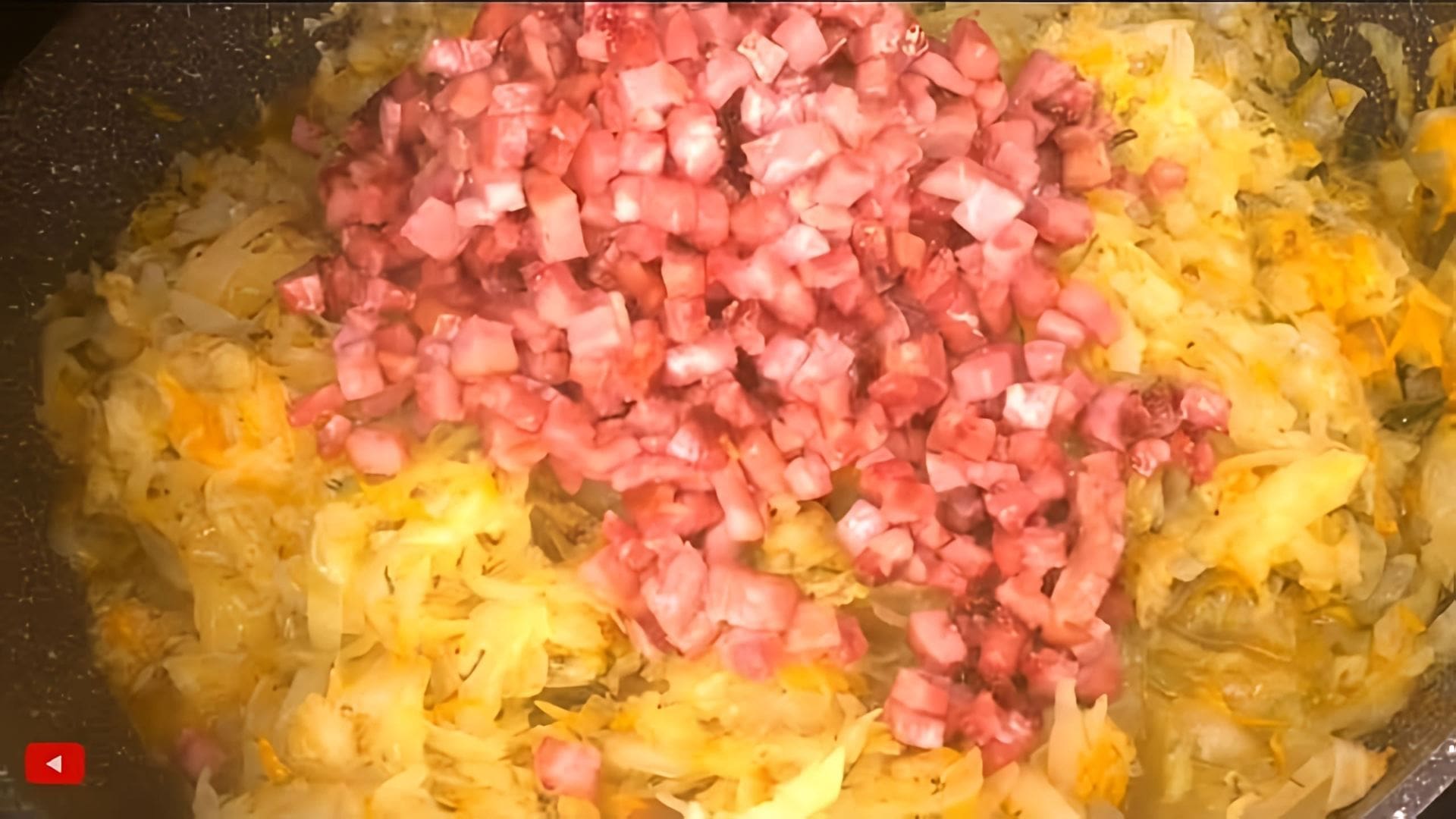 В этом видео демонстрируется процесс приготовления солянки с колбасой и свежей капустой