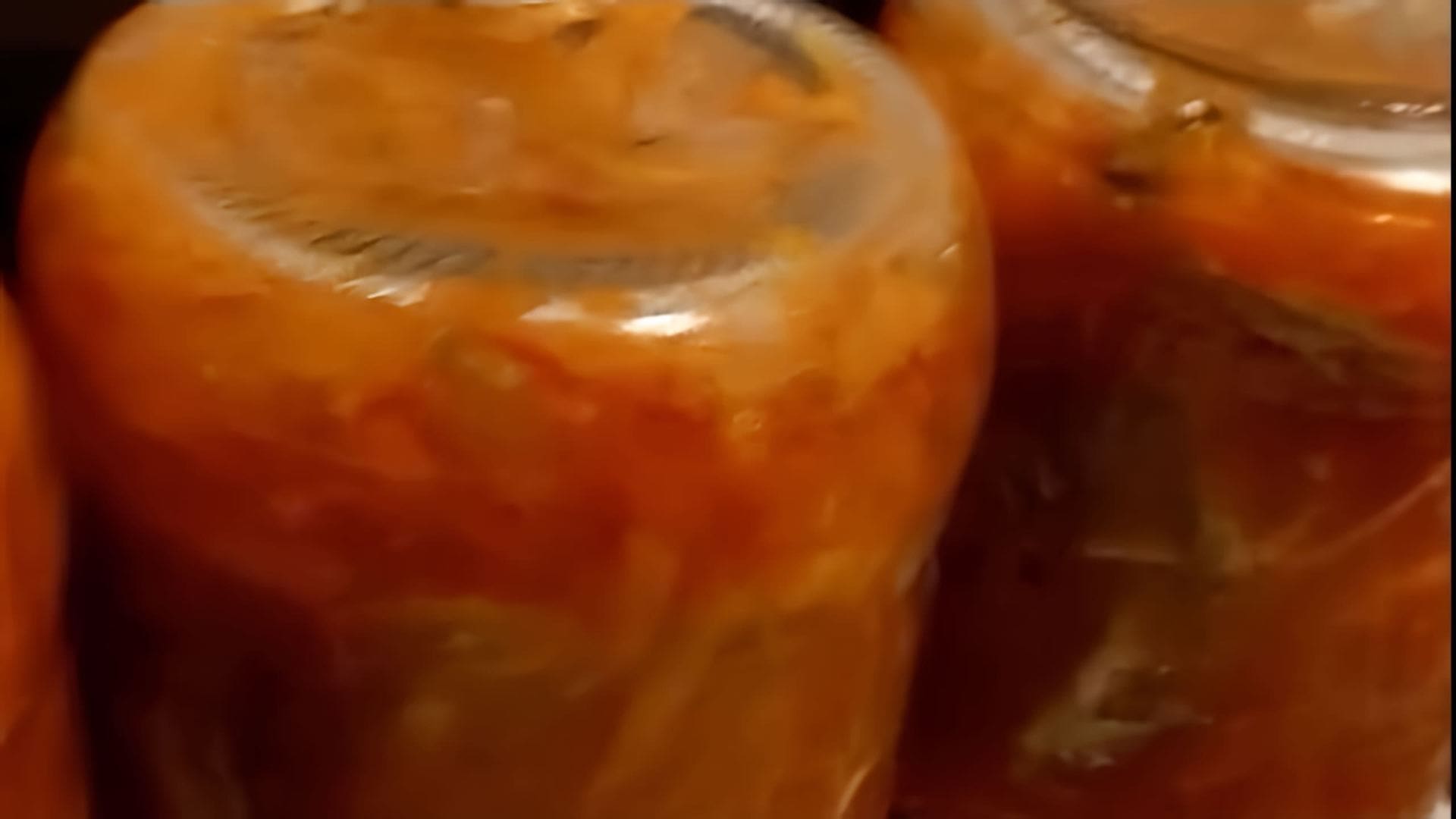 В этом видео демонстрируется процесс приготовления кильки в томатном соусе по рецепту от тещи автора