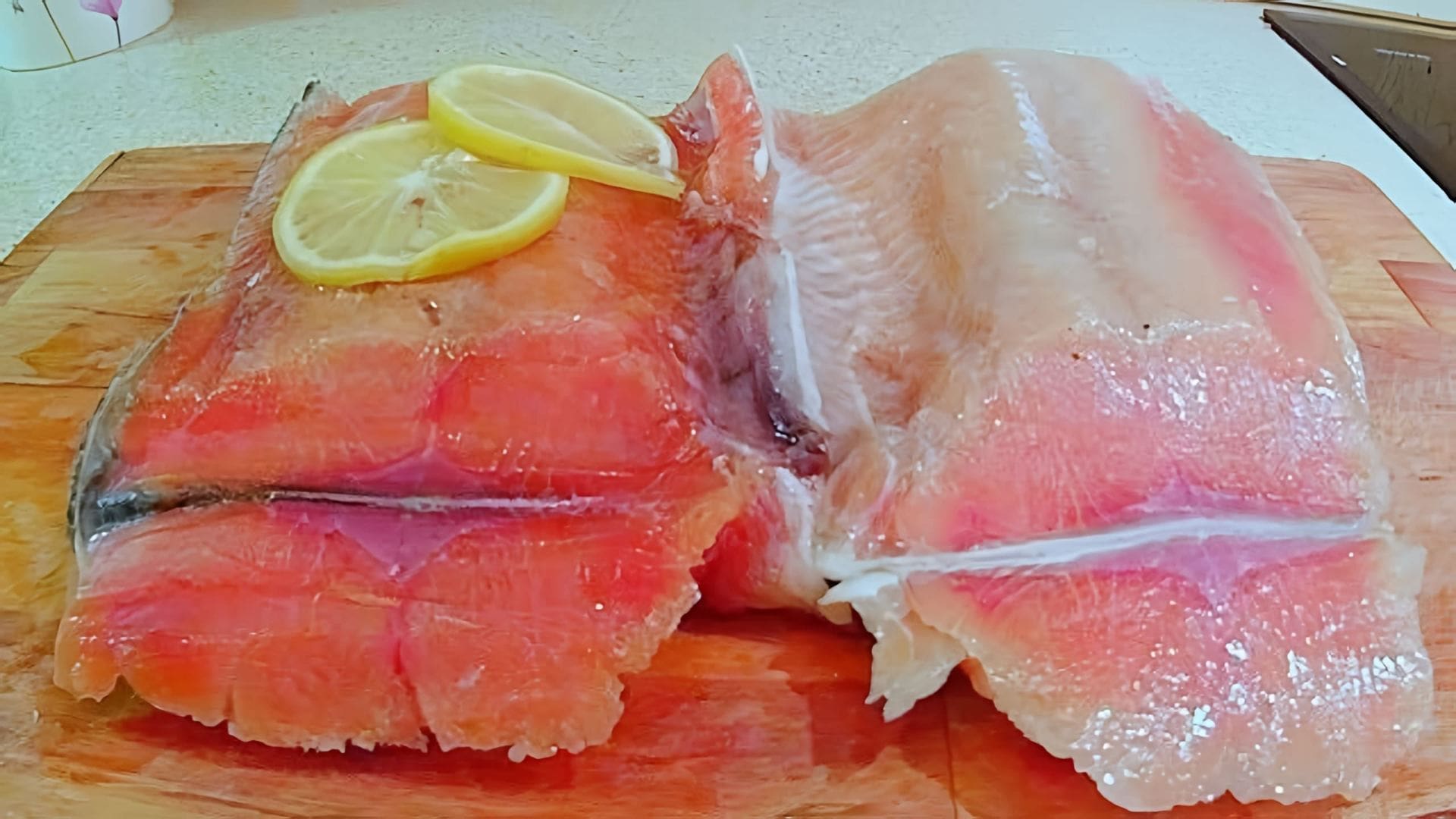 В этом видео демонстрируются два способа засолки красной рыбы: сухой и мокрый